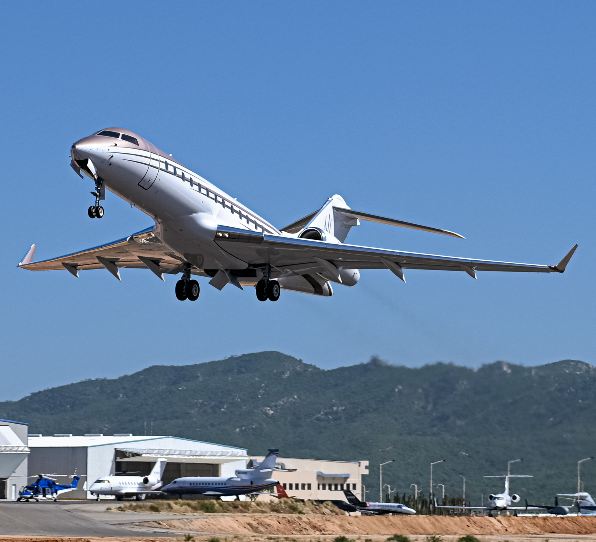 Full size: PRIVATE Bombardier Global 6000 N983J at Aeropuerto de Cabo San Lucas Internacional