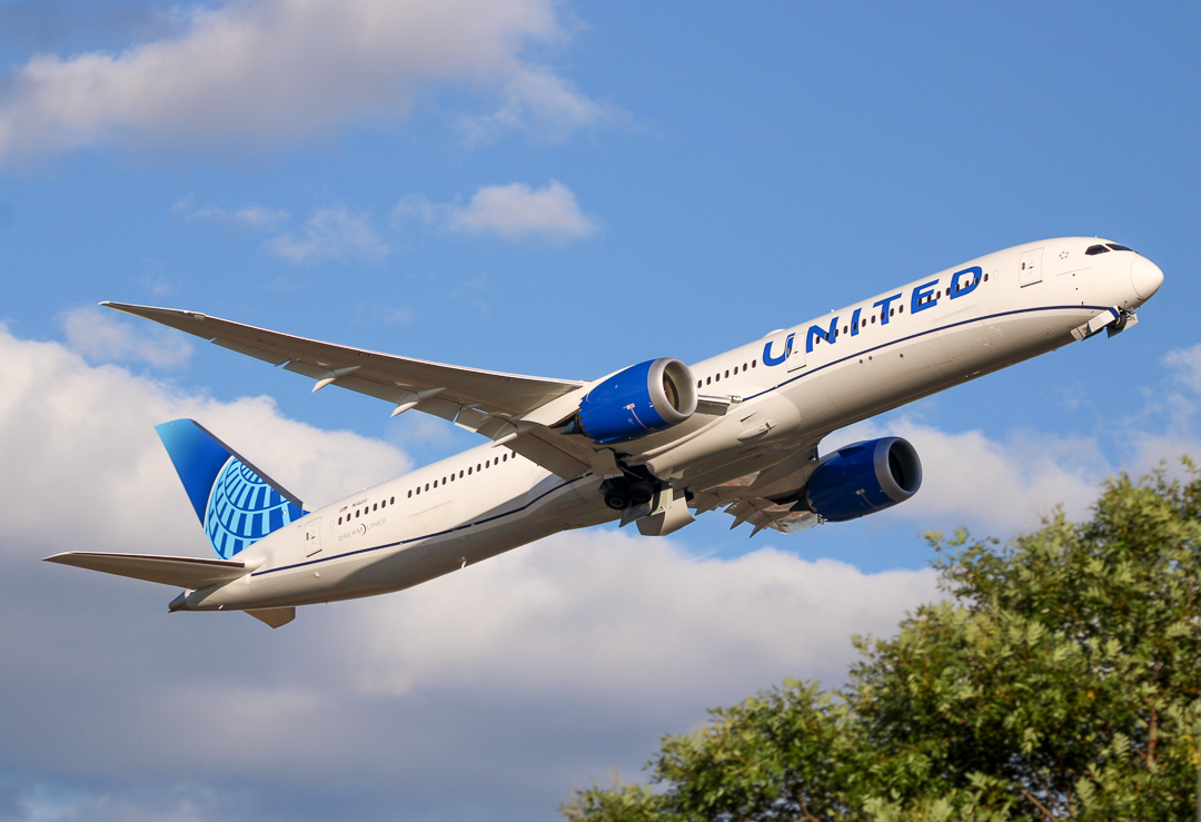 Full size: United Airlines Boeing 787-10 N14011 at Newark Liberty International Airport