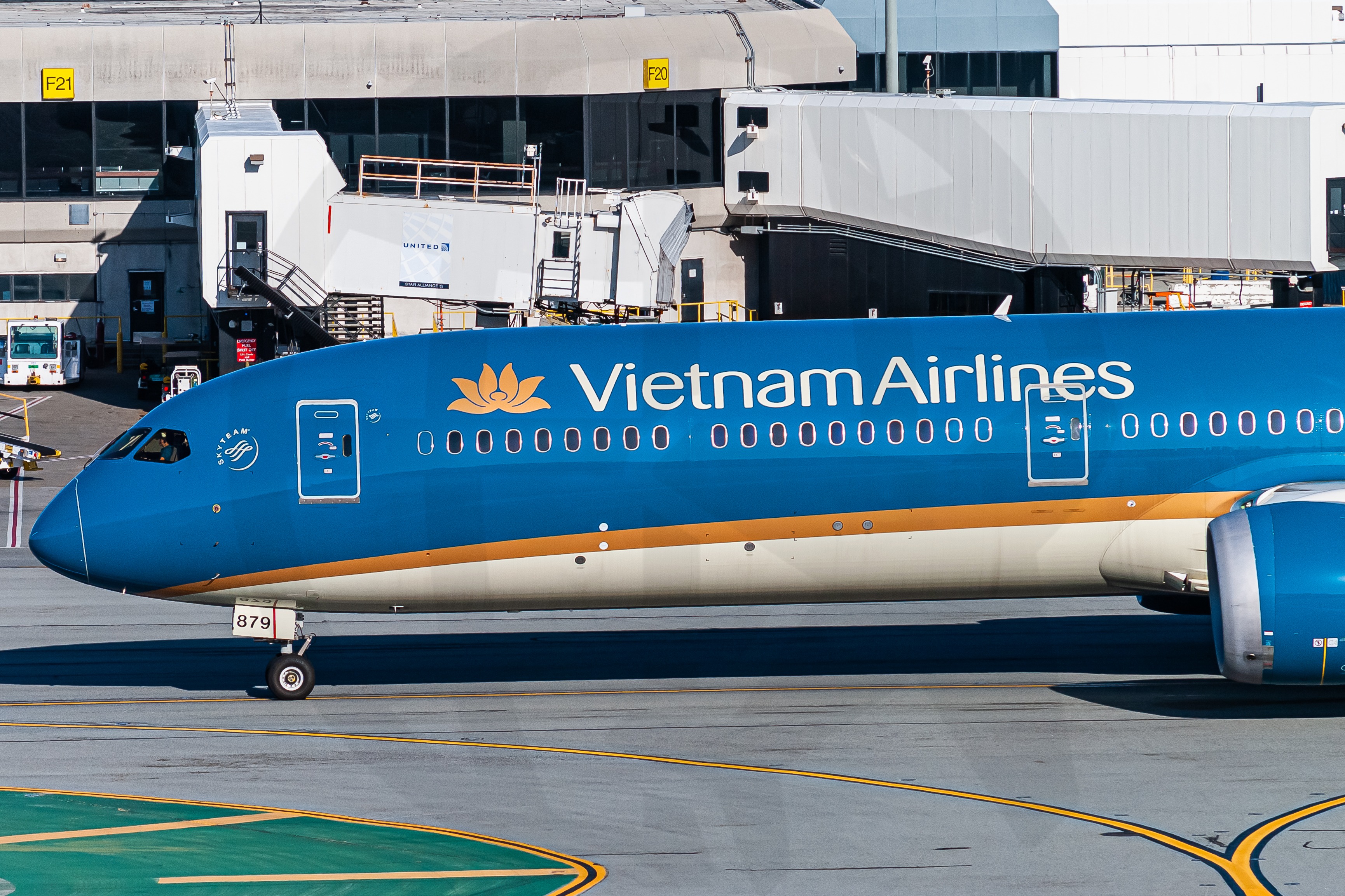 Full size: Vietnam Airlines Boeing 787-10 VN-A879 at San Francisco International Airport