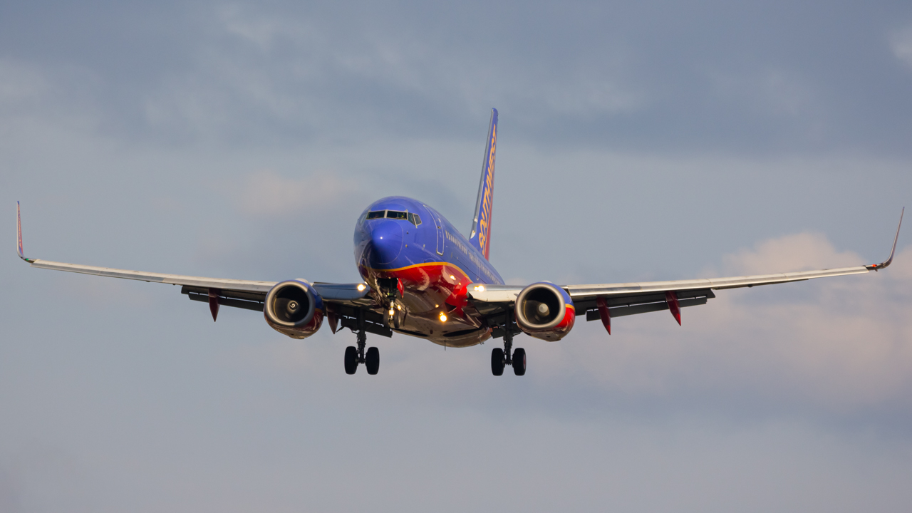 Full size: Southwest Airlines Boeing 737-700 N762SW at John Glenn Columbus International Airport