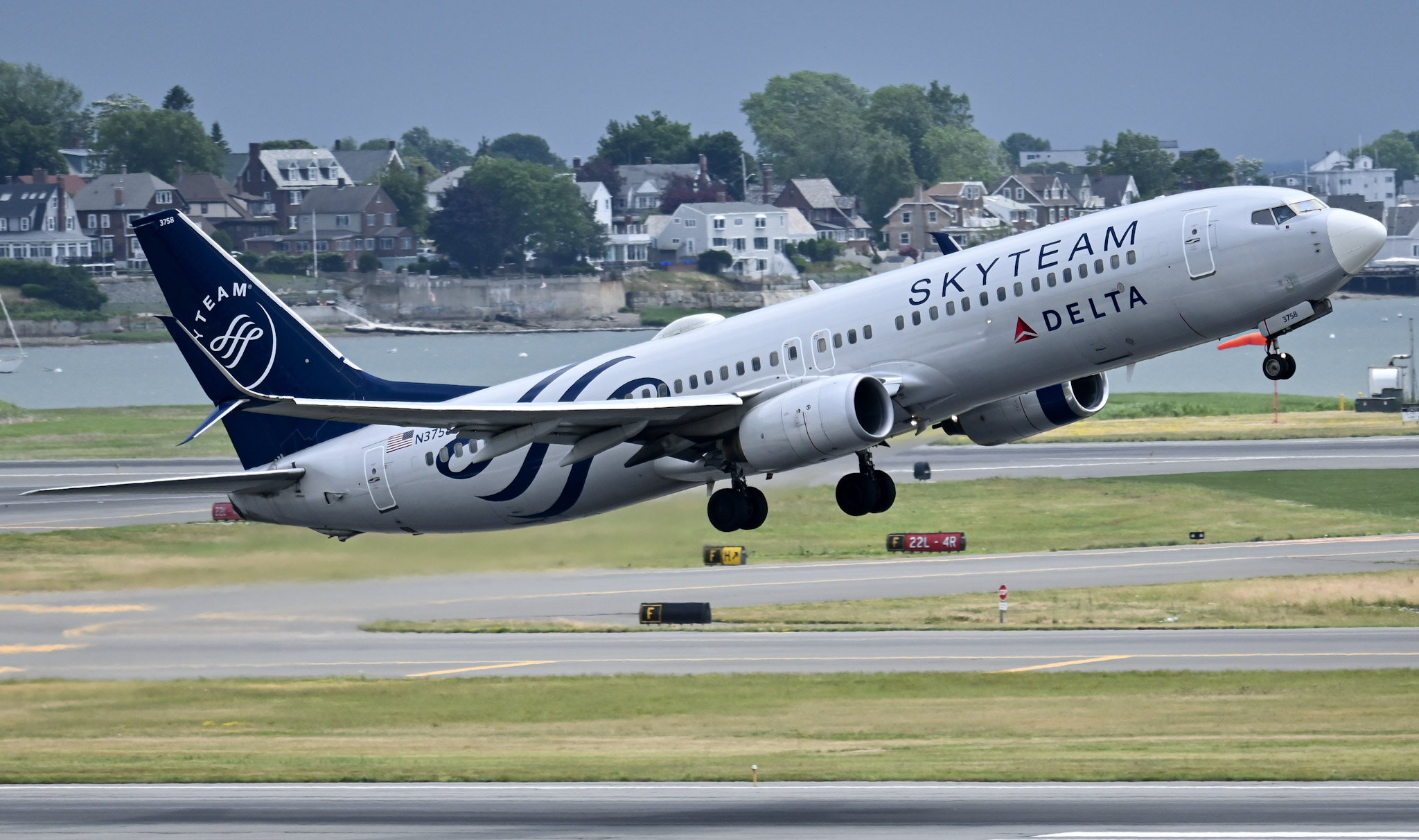 Full size: Delta Airlines Boeing 737-800 N3758Y at General Edward Lawrence Logan International Airport