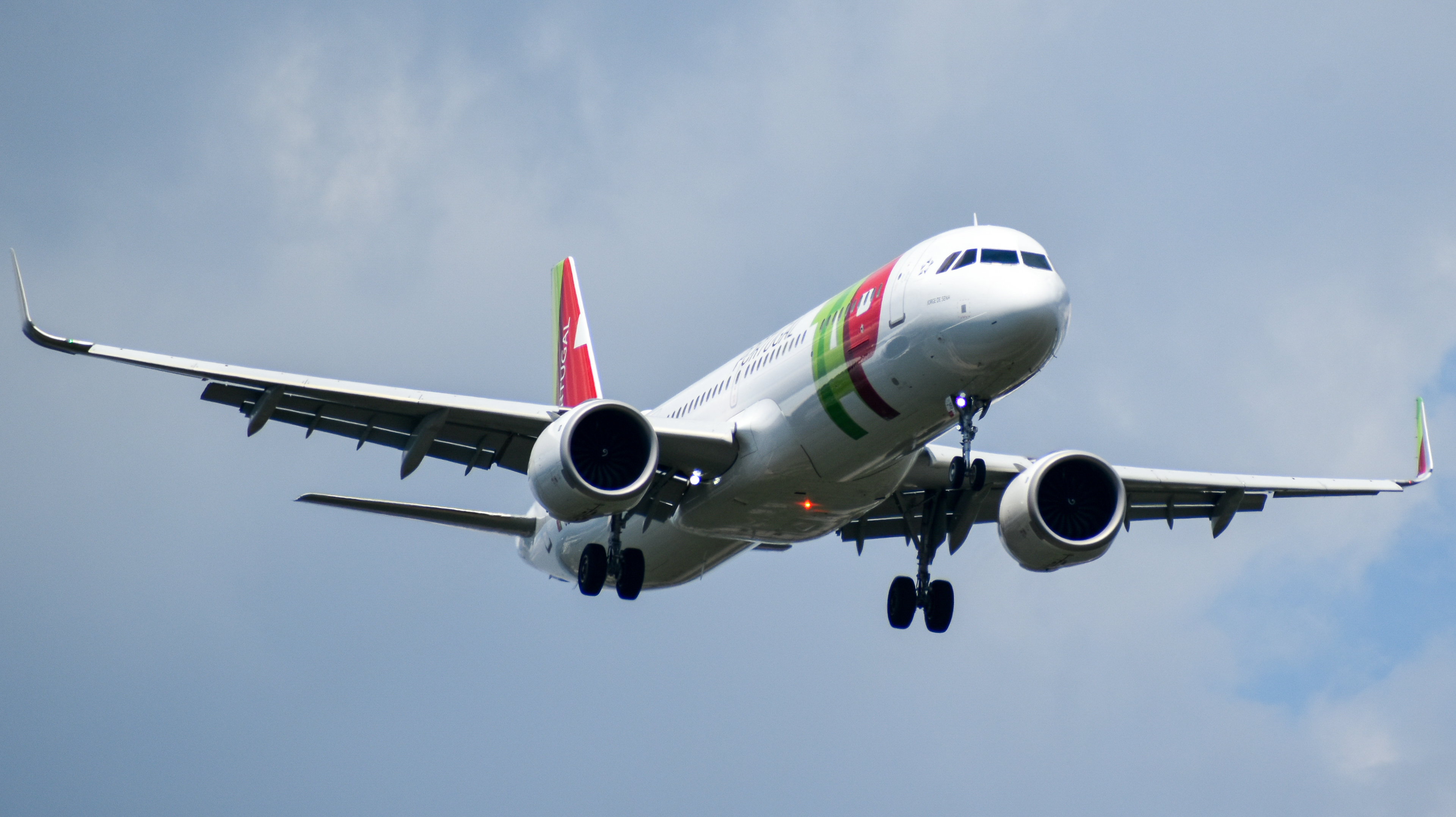 Full size: TAP Air Portugal Airbus A321NEO CS-TXB at Washington Dulles International Airport