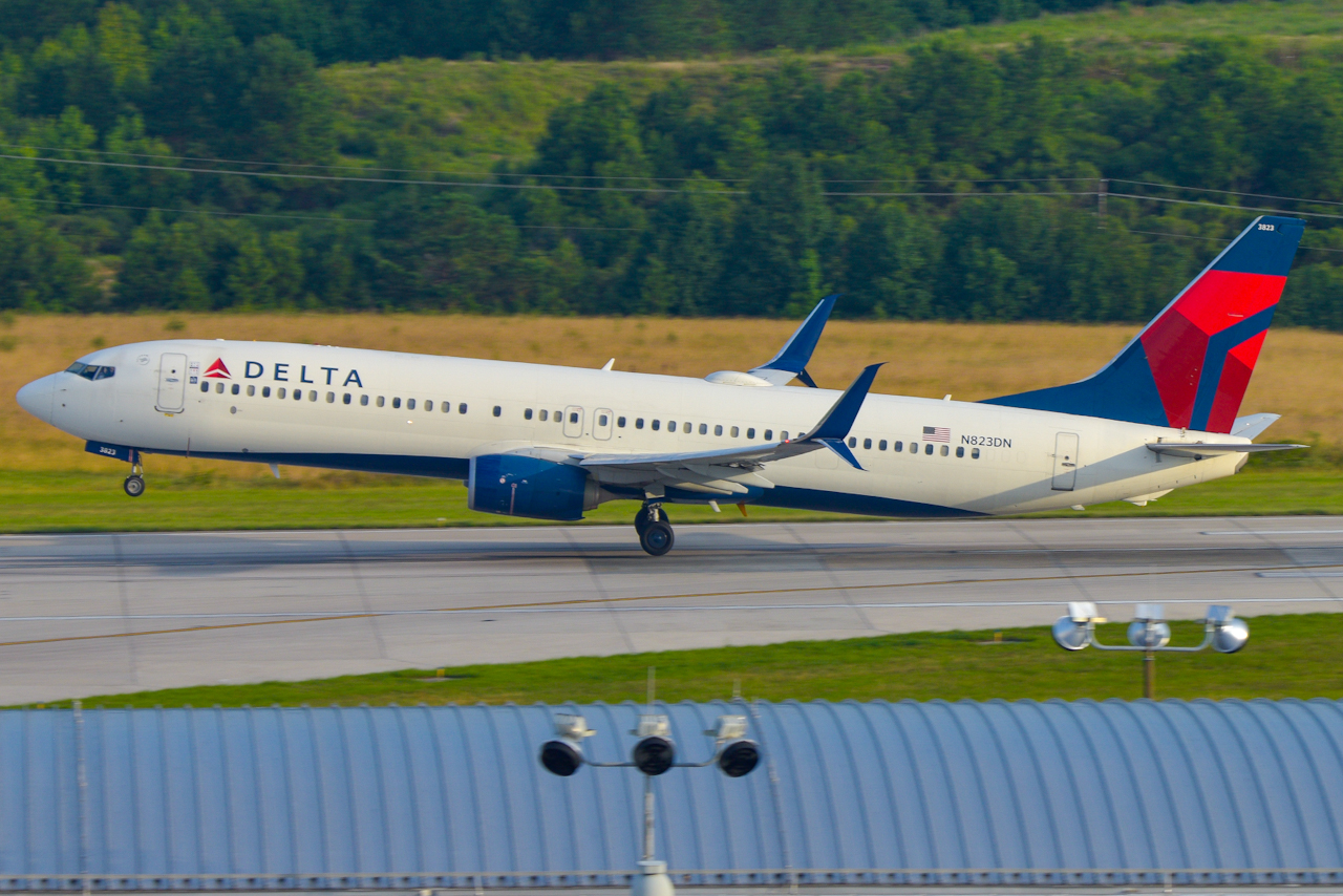 Full size: Delta Airlines Boeing 737-900ER N823DN at Raleigh-Durham International Airport