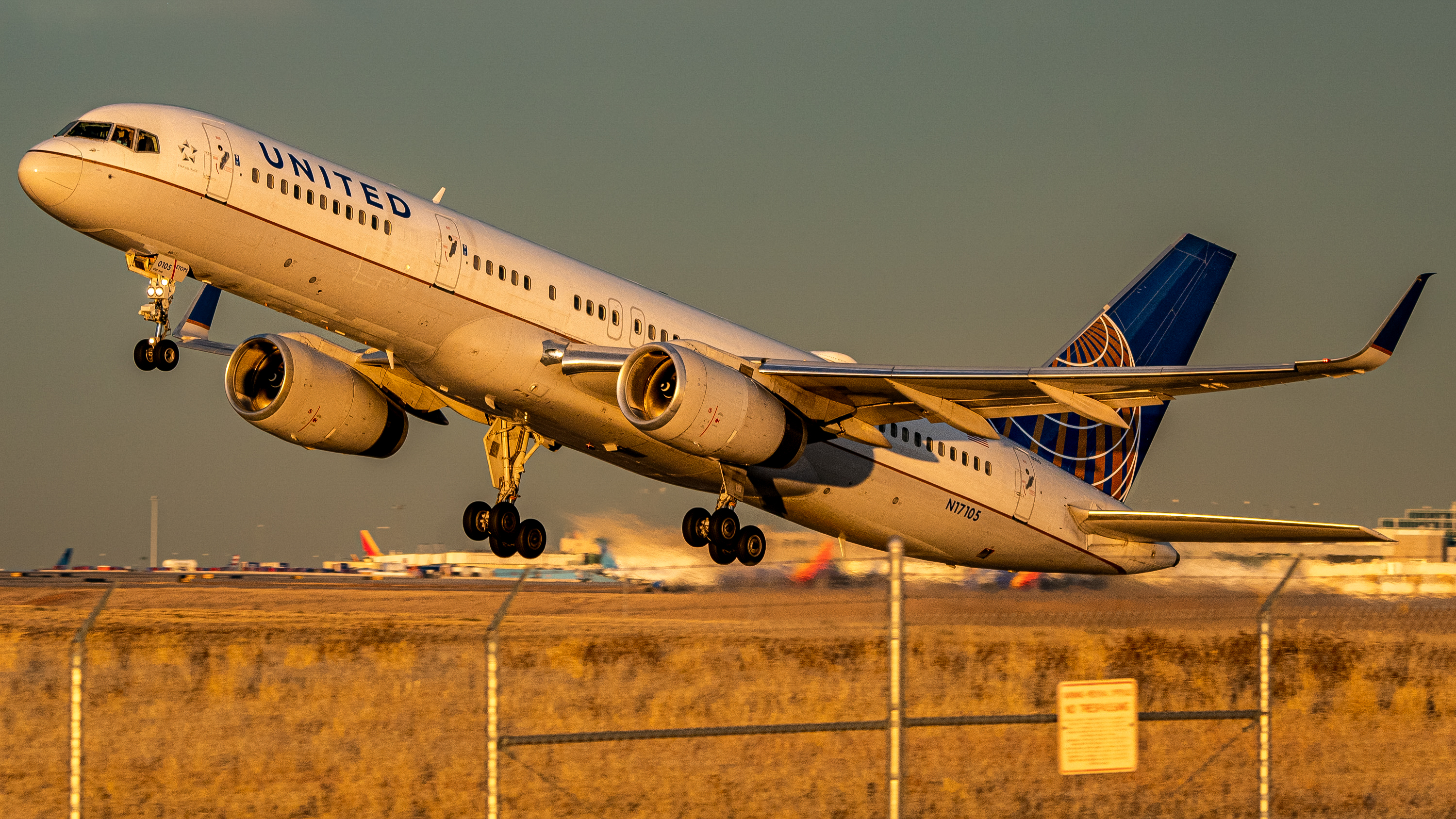 Full size: United Airlines Boeing 757-200 N17105 at Denver International Airport