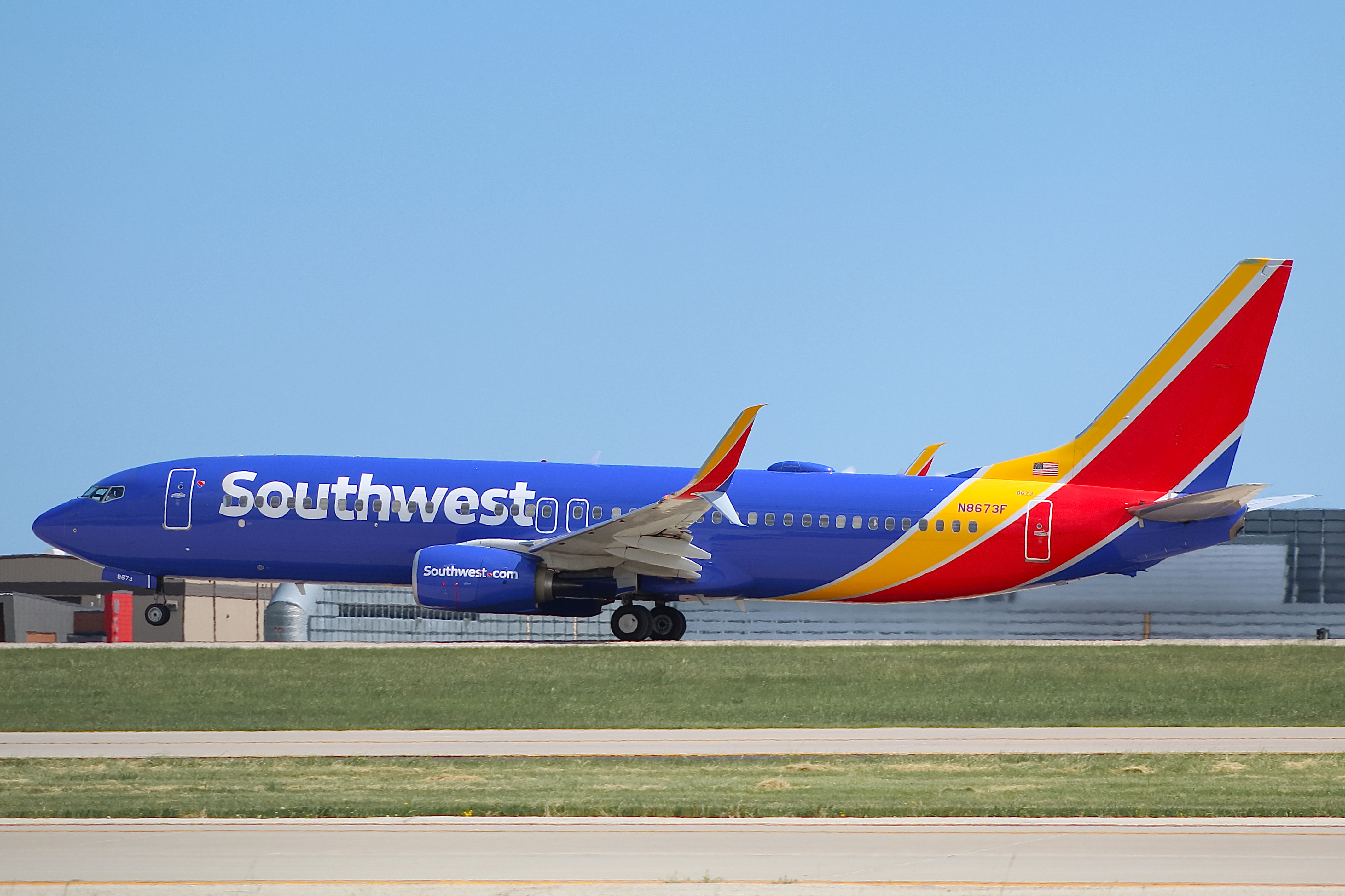Full size: Southwest Airlines Boeing 737-800 N8673F at General Mitchell International Airport
