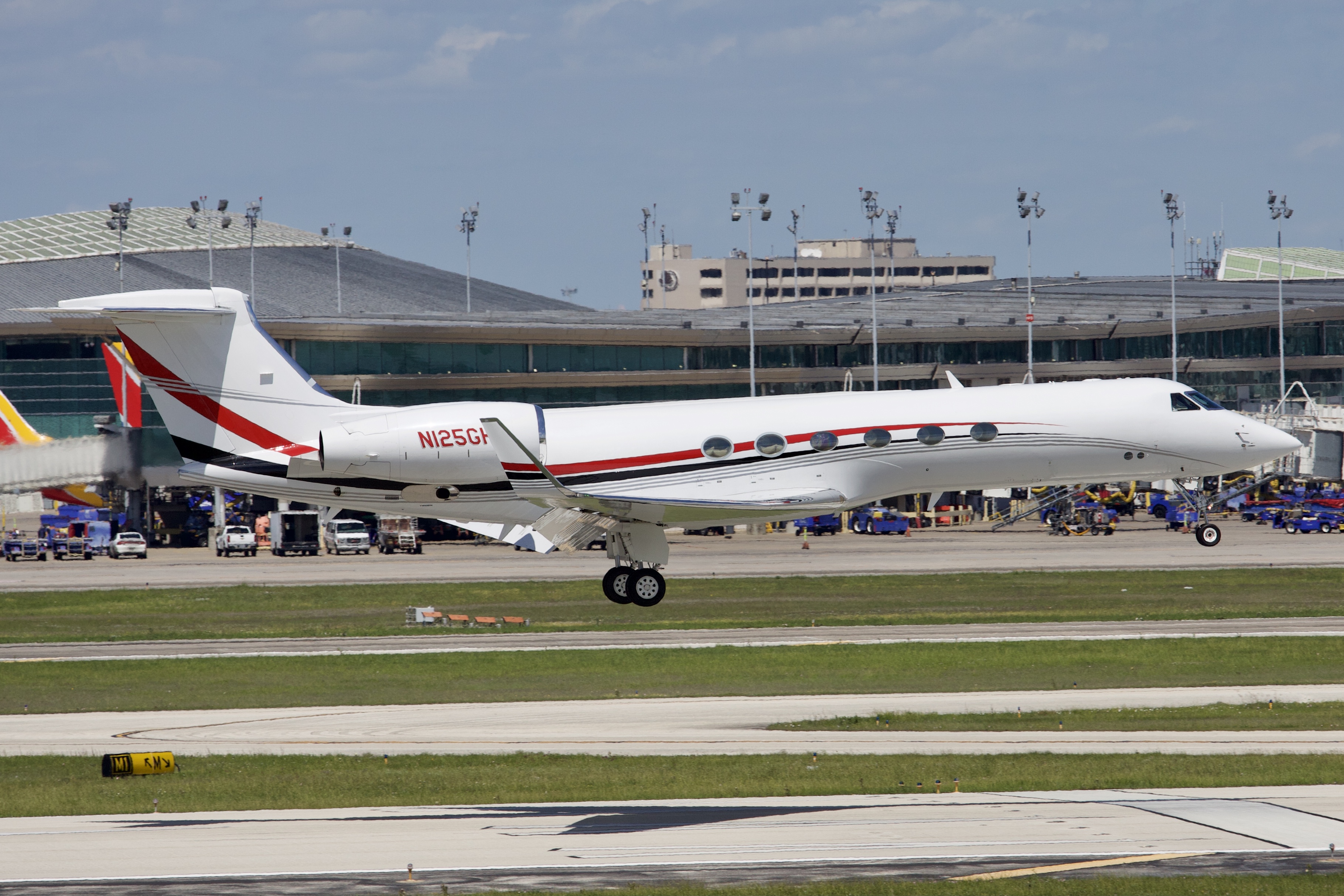 Full size: PRIVATE Gulfstream V N125GH at William P Hobby Airport