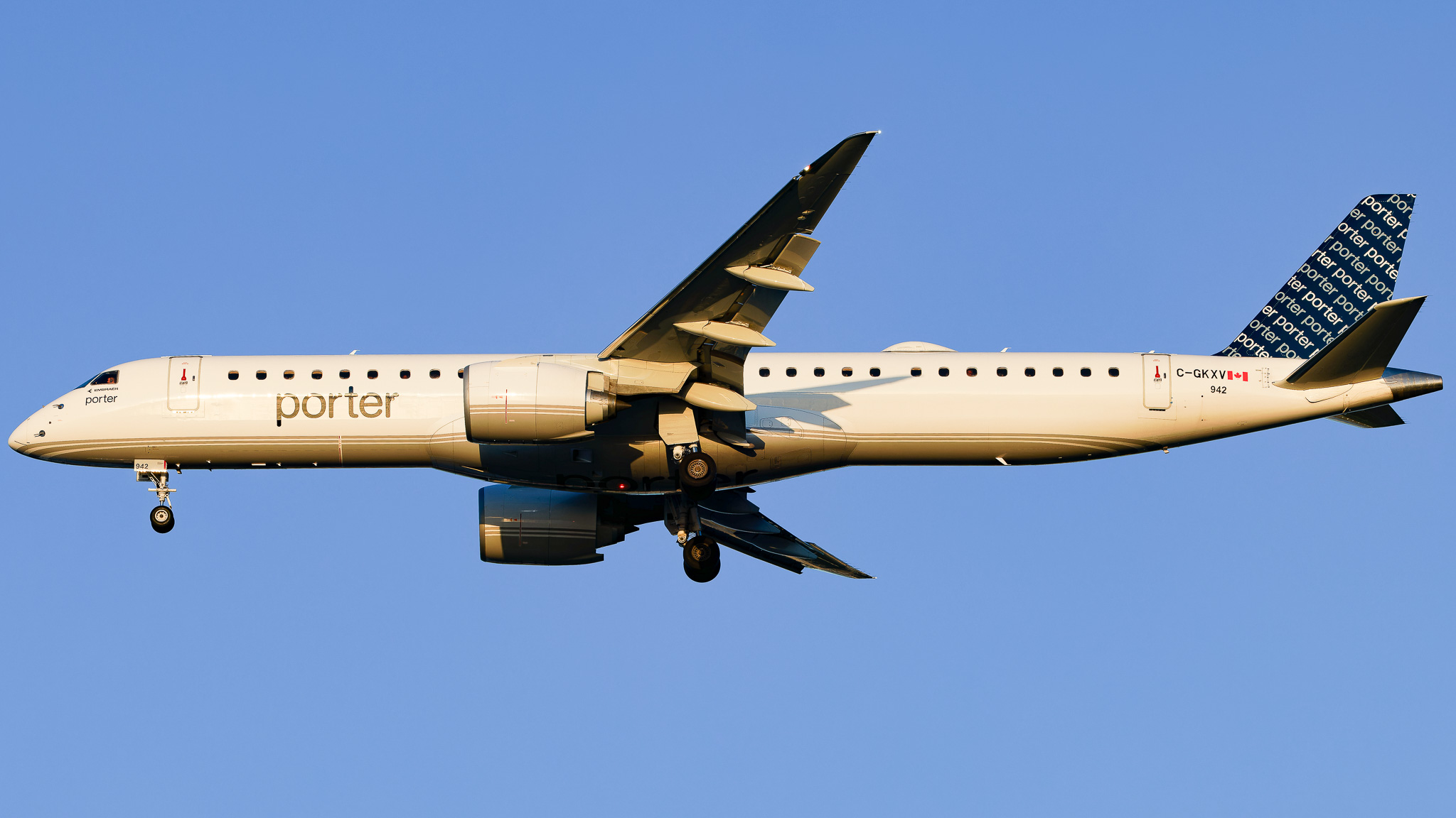 Full size: Porter Airlines Embraer E195-E2 C-GKXV at Tampa International Airport