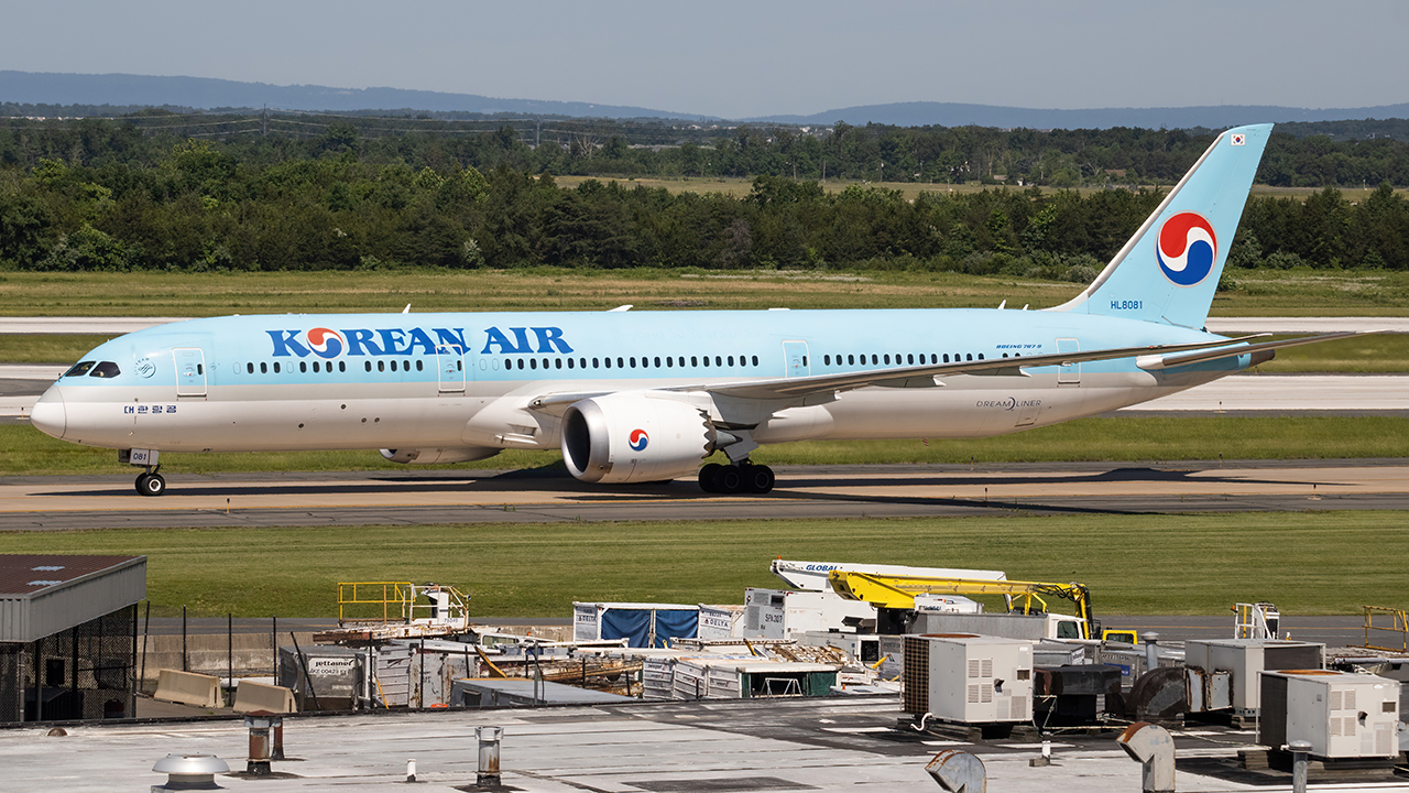 Full size: Korean Air Boeing 787-9 HL8081 at Washington Dulles International Airport