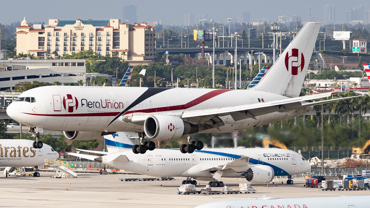 Full size: AeroUnion Boeing 767-200F XA-LRC at Miami International Airport