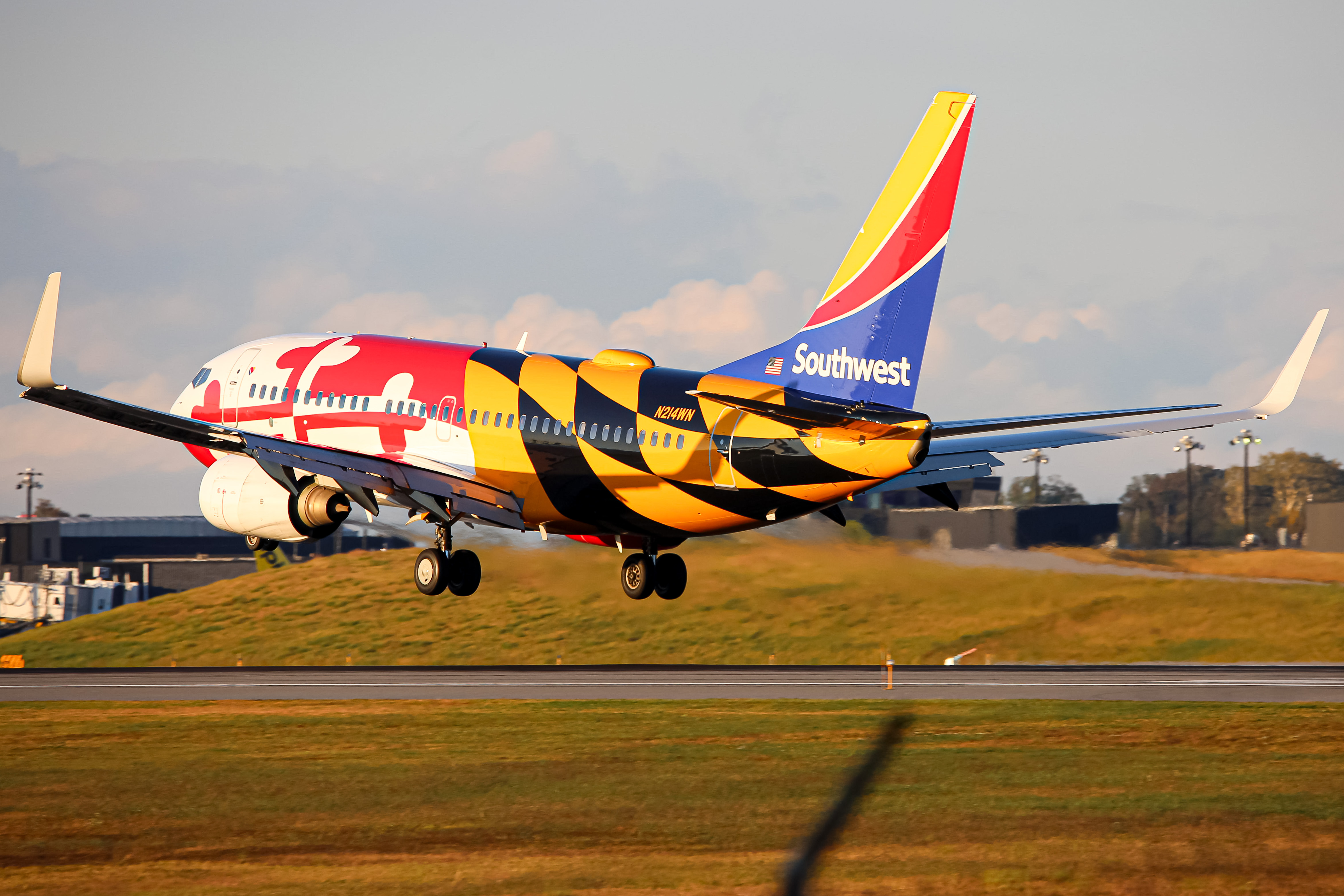 Full size: Southwest Airlines Boeing 737-700 N214WN at Baltimore/Washington International Thurgood Marshall Airport