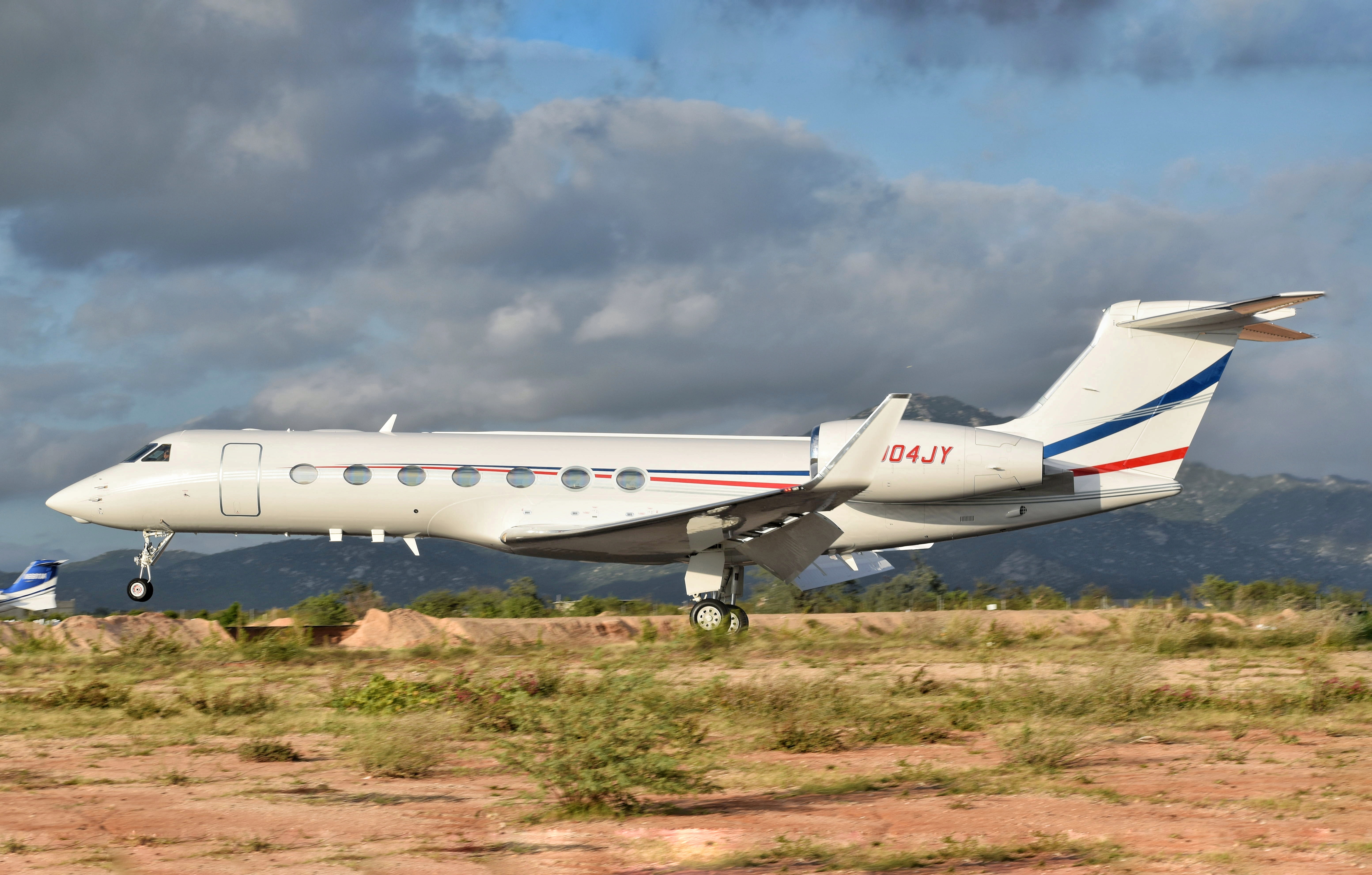 Full size: B&D Aviation Gulfstream G550 N904JY at Aeropuerto de Cabo San Lucas Internacional