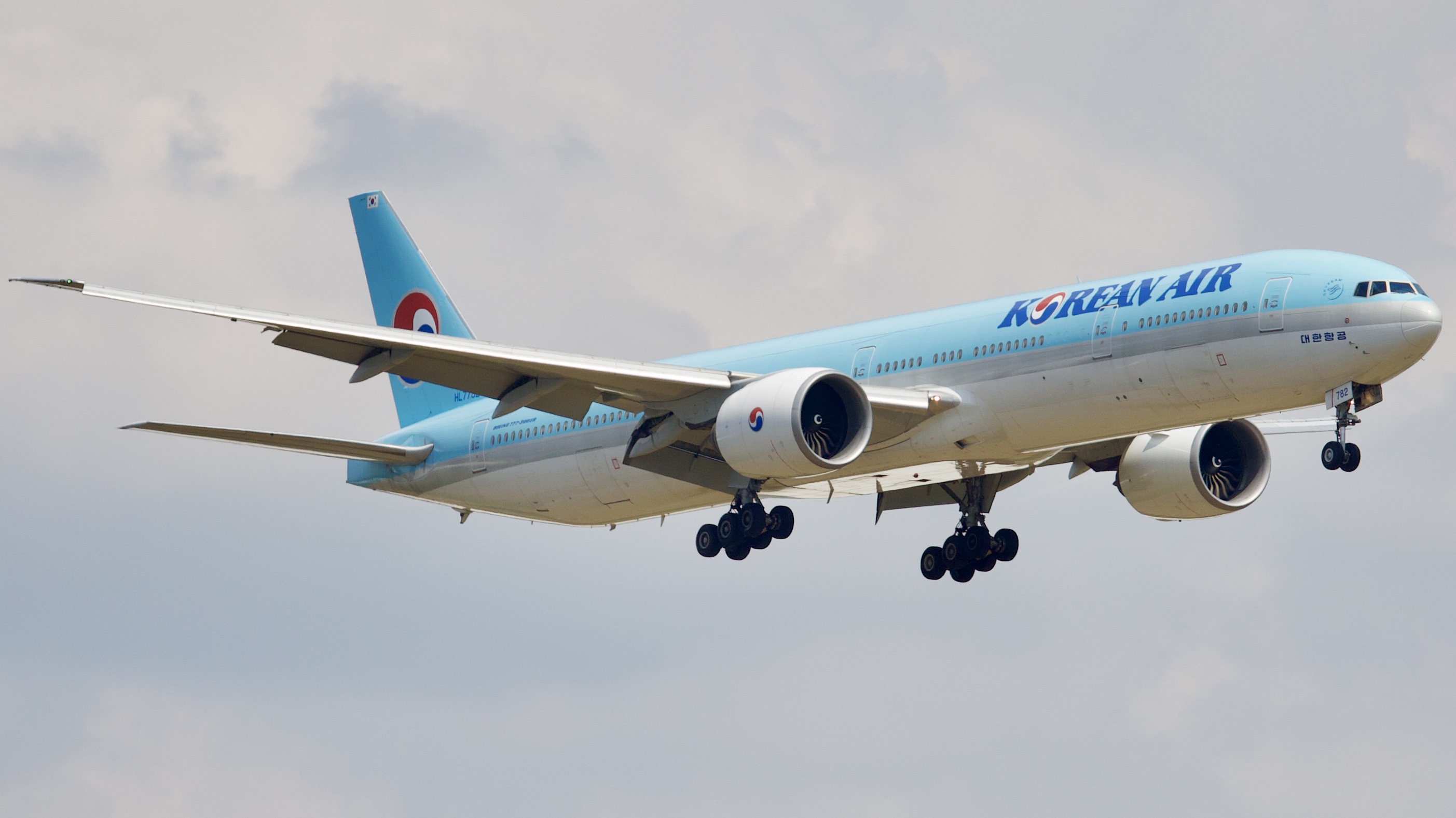 Full size: Korean Air Boeing 777-300ER HL7782 at Rickenbacker International Airport
