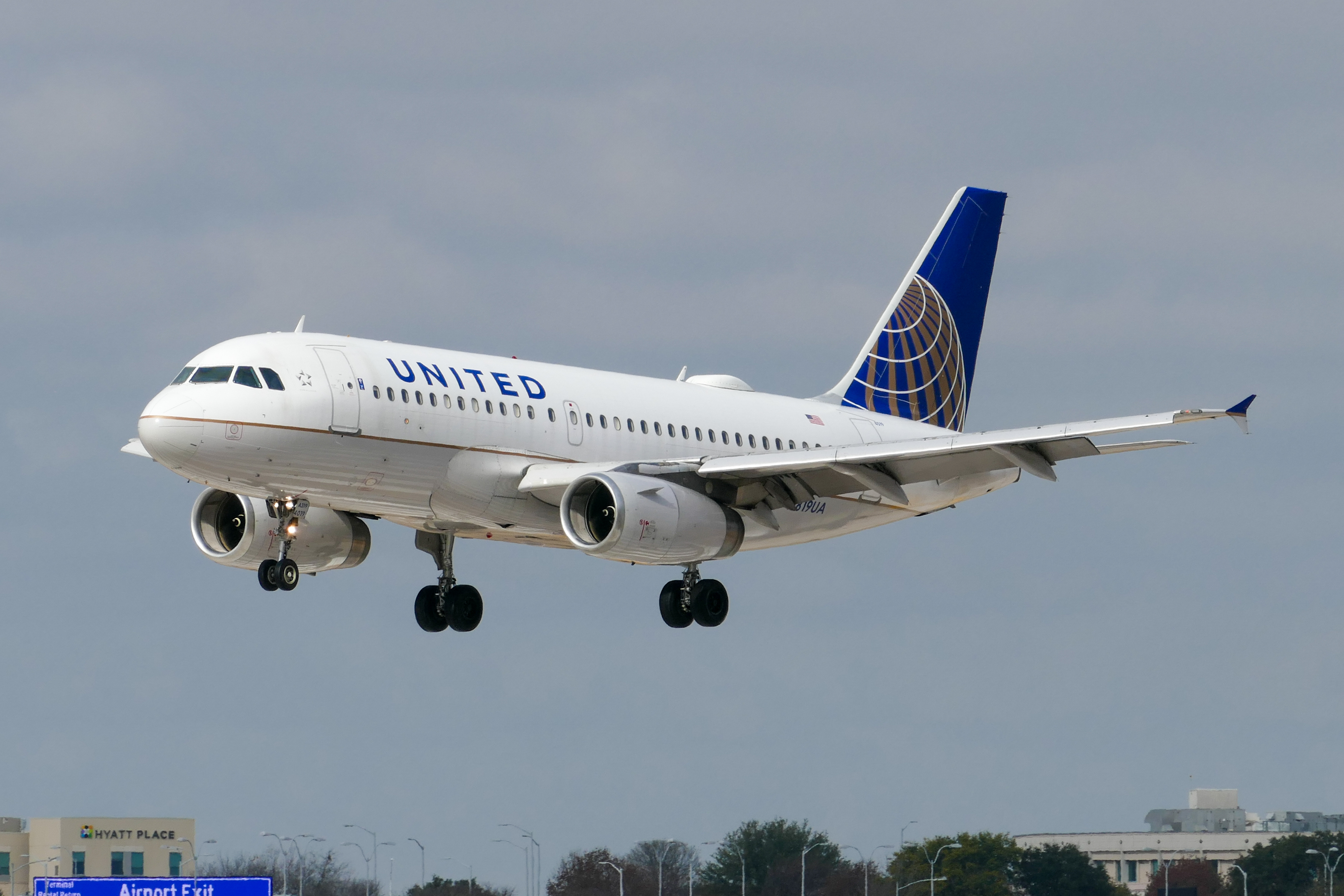 Full size: United Airlines Airbus A319 N819UA at Austin-Bergstrom International Airport