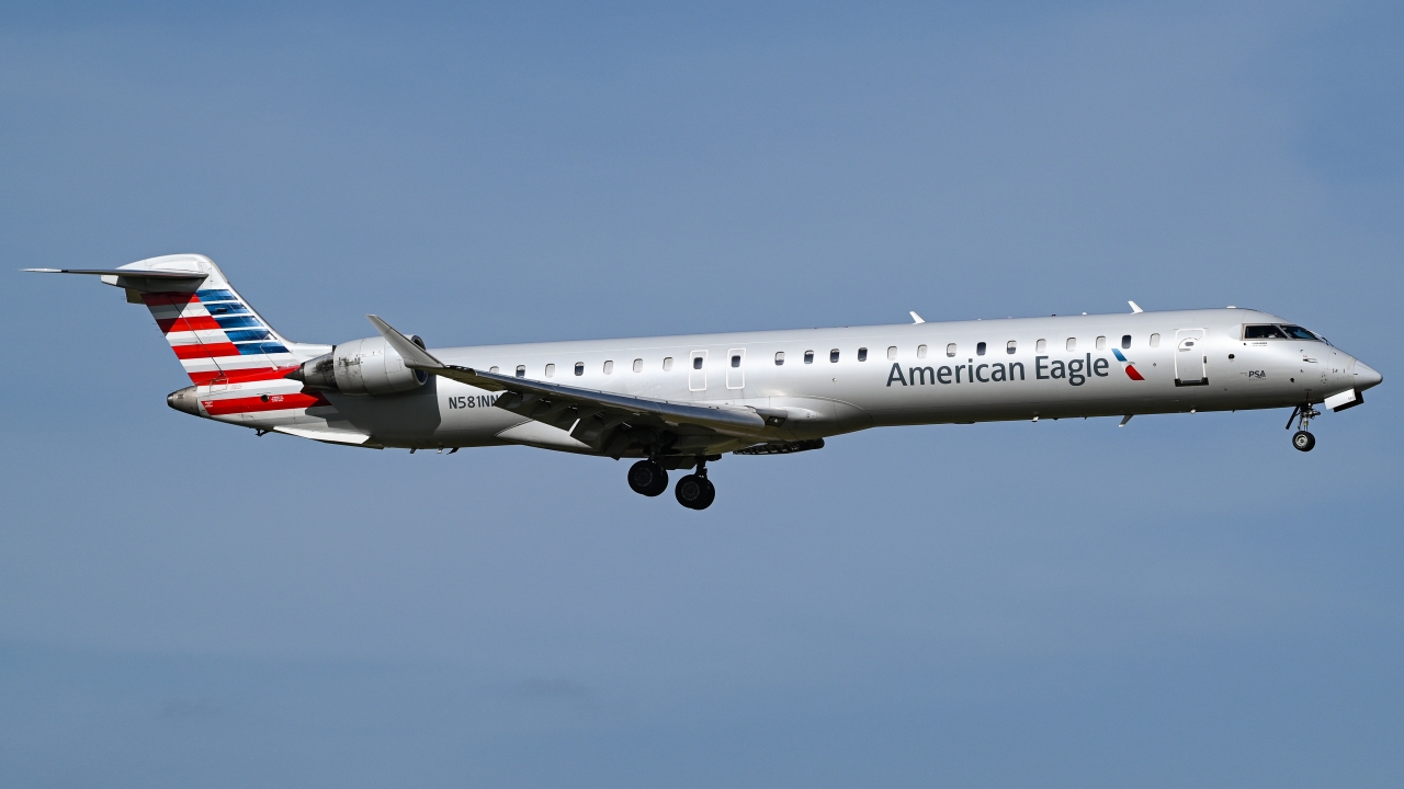 Full size: American Eagle Mitsubishi CRJ-900 N581NN at Dallas-Fort Worth International Airport