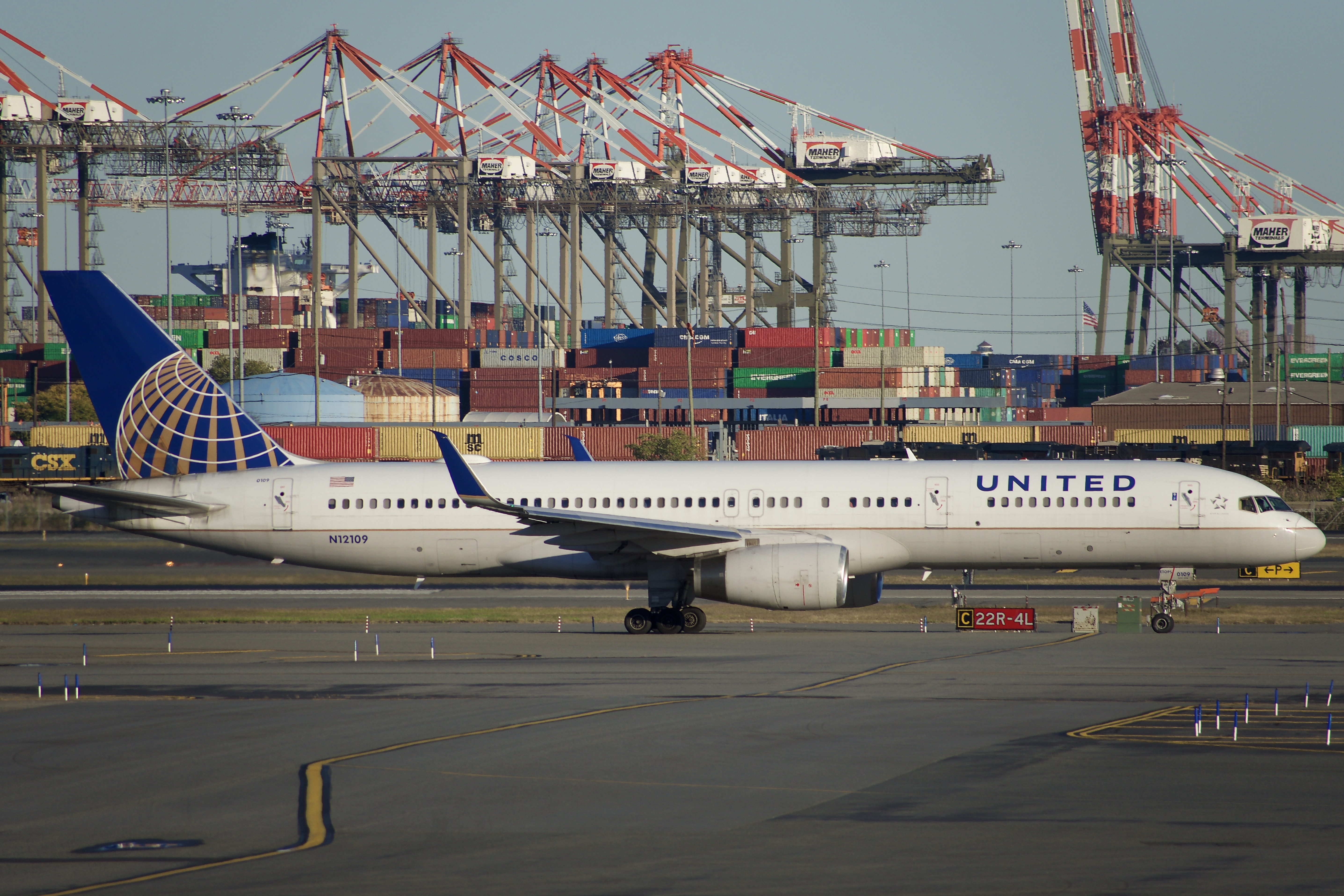 Full size: United Airlines Boeing 757-200 N12109 at Newark Liberty International Airport