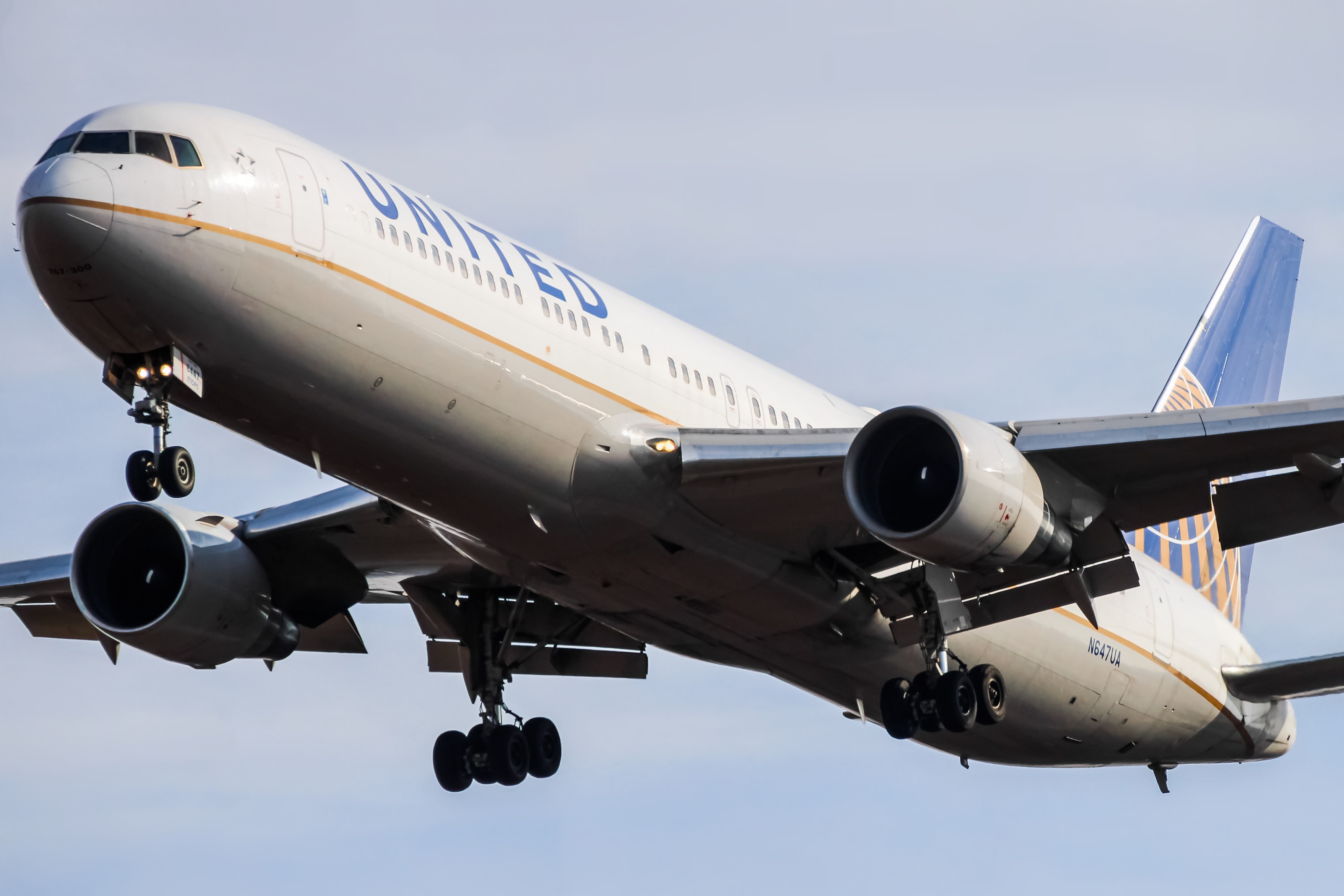 Full size: United Airlines Boeing 767-300ER N647UA at Washington Dulles International Airport