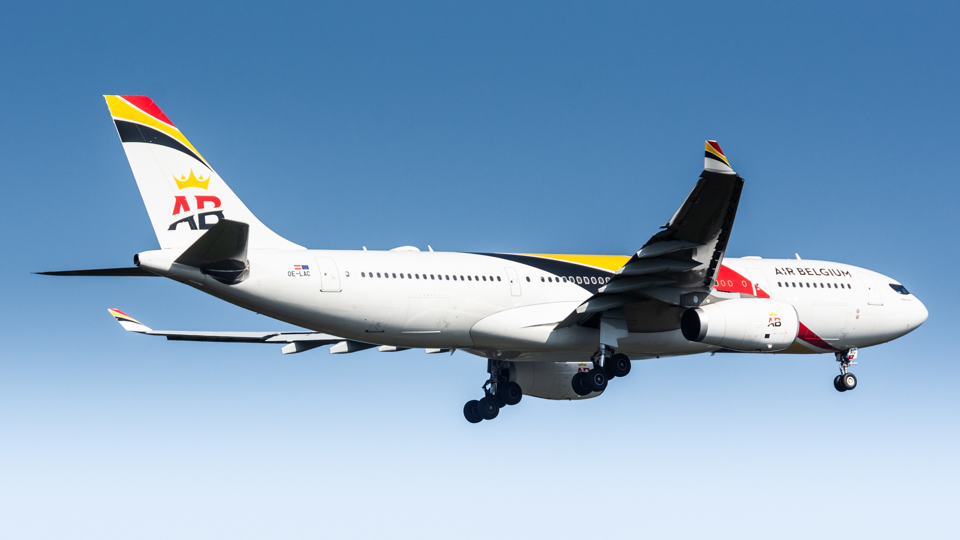 Full size: Air Belgium Airbus A330-200 OE-LAC at 