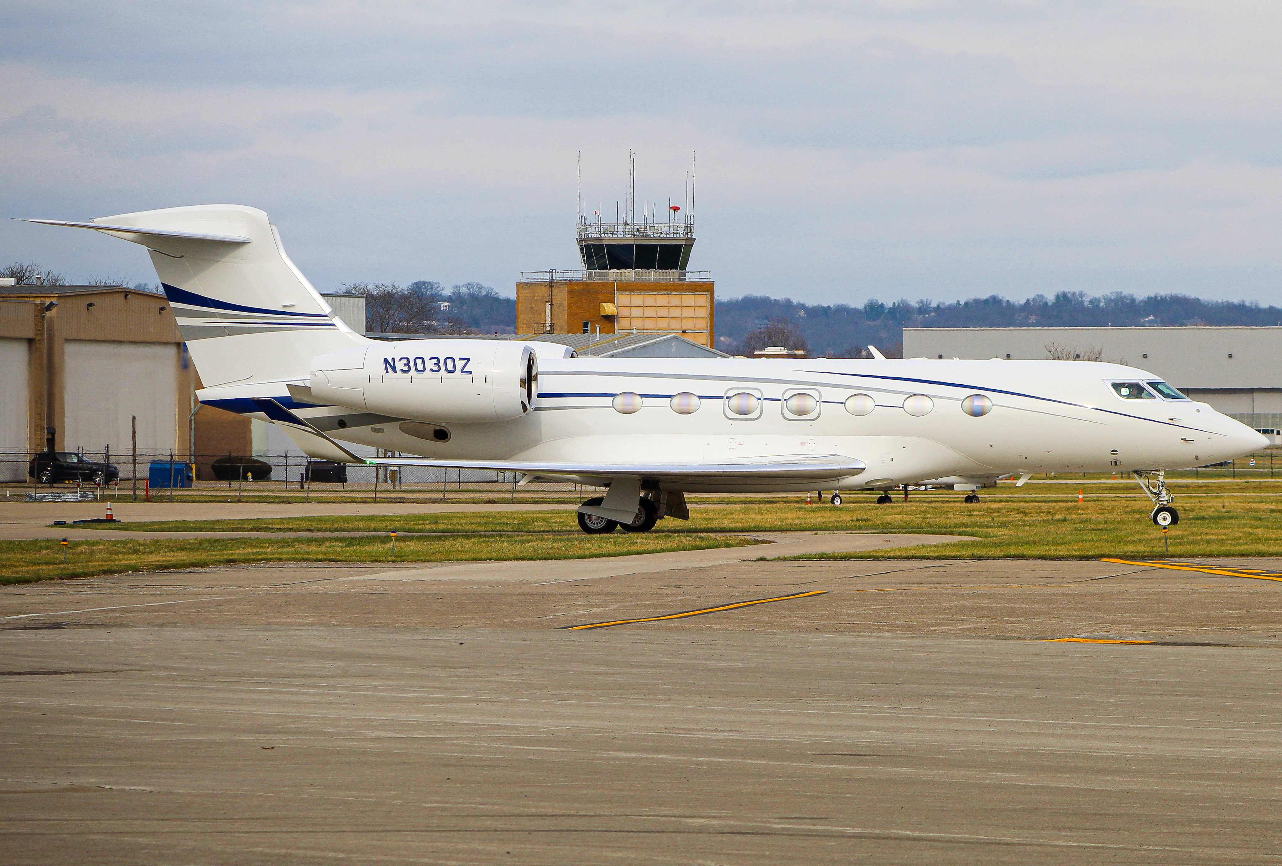 Full size: PRIVATE  Gulfstream GV N3030Z at Cincinnati Municipal Airport/Lunken Field