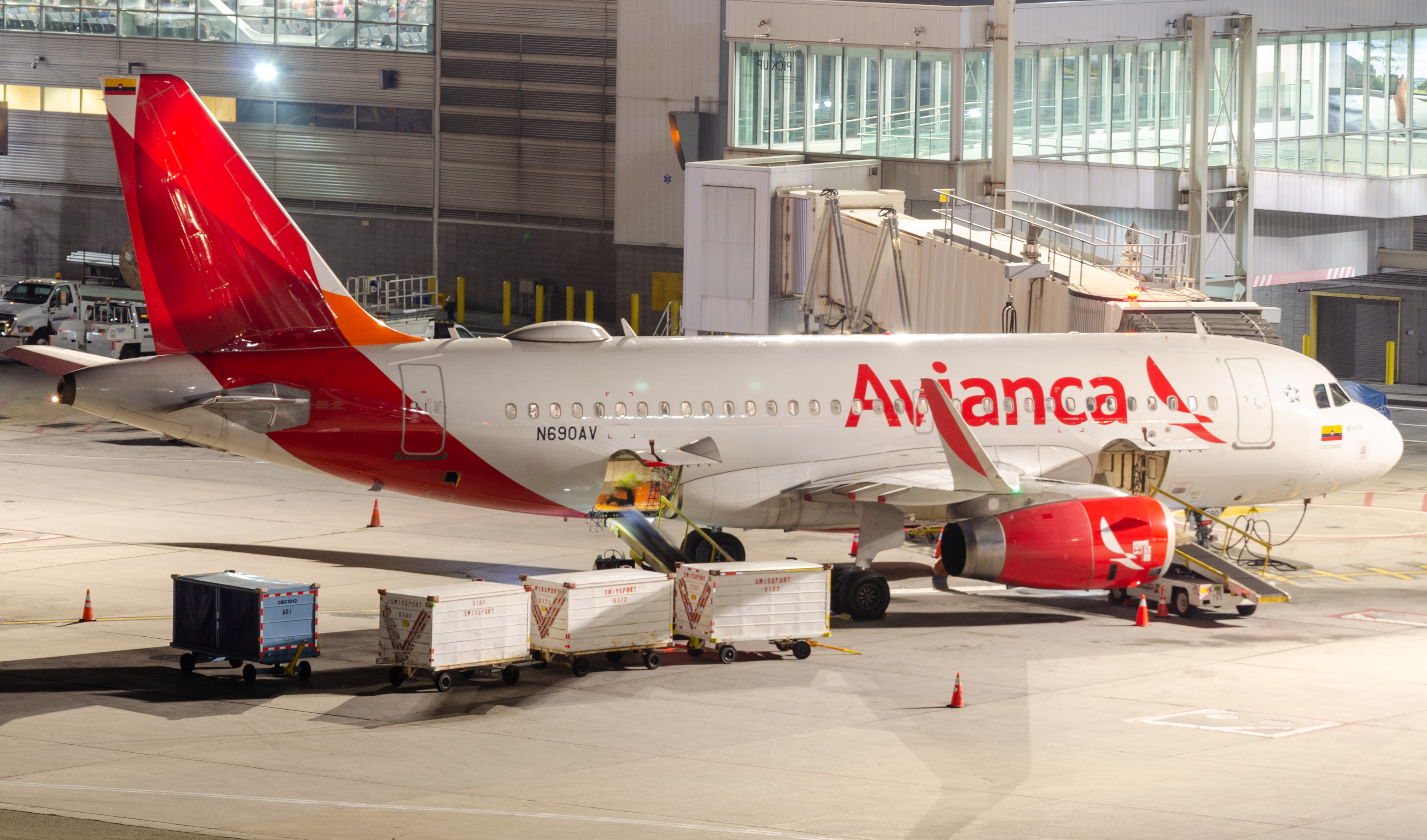Full size: Avianca Airbus A319 N690AV at John F. Kennedy International Airport
