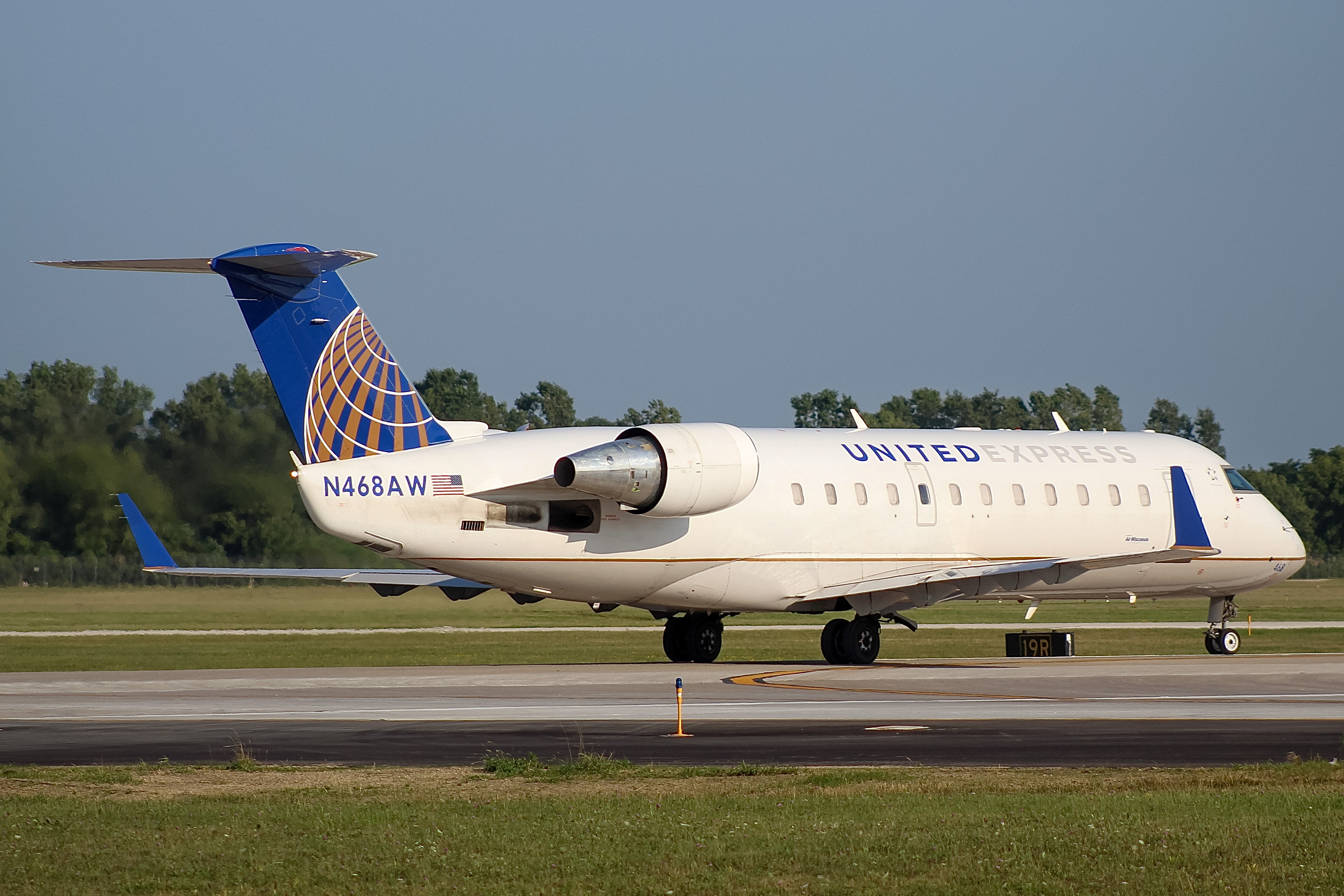Full size: United Express Mitsubishi CRJ-200 N468AW at General Mitchell International Airport