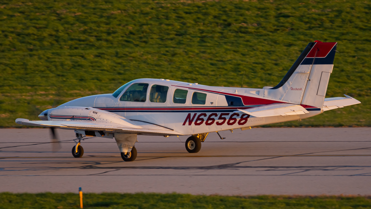 Full size: PRIVATE Beech 58 Baron N66568 at John Glenn Columbus International Airport