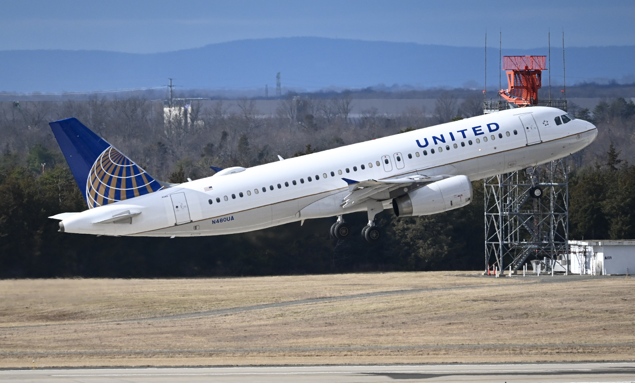 Full size: United Airlines Airbus A320 N480UA at Washington Dulles International Airport