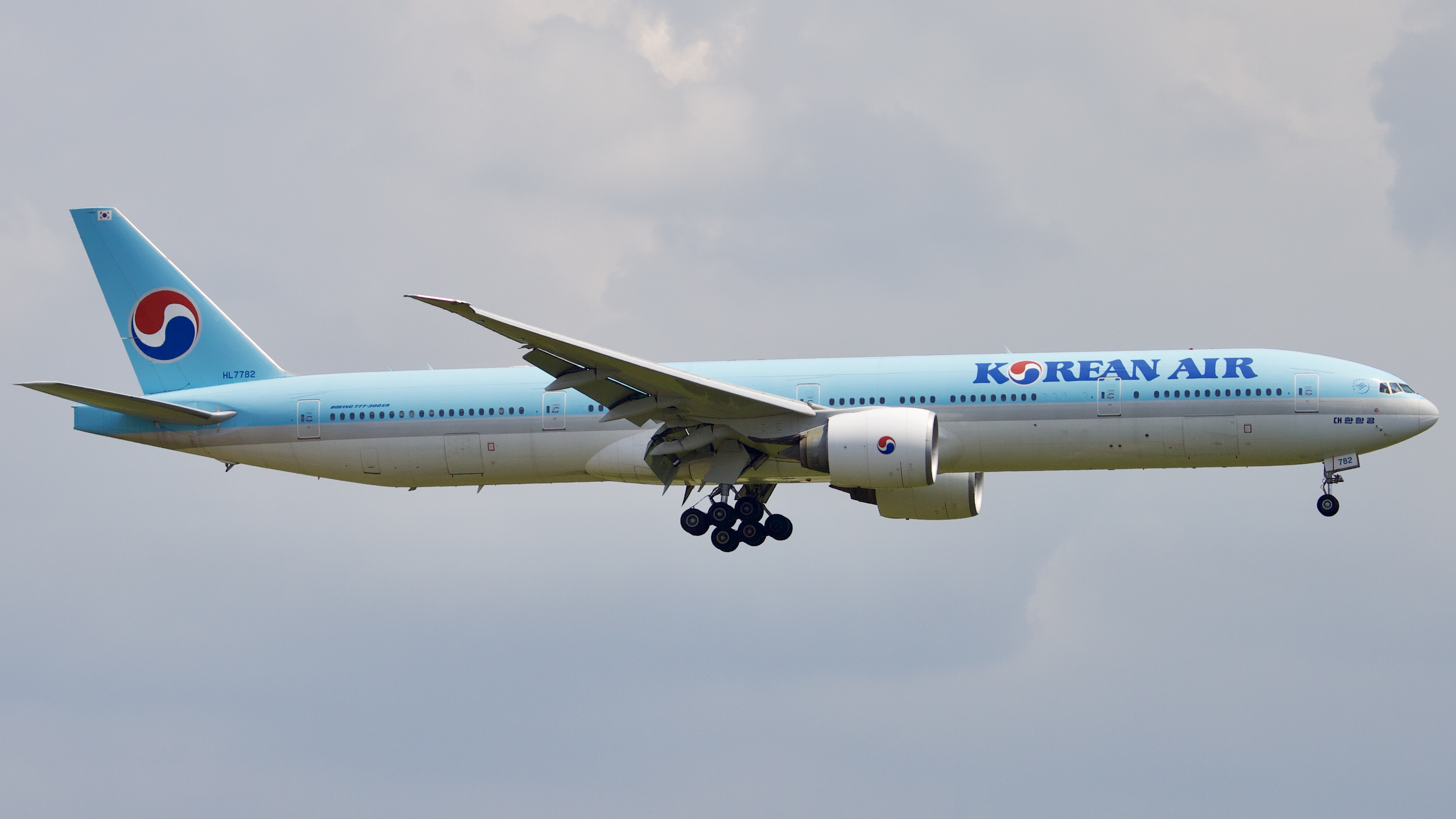Full size: Korean Air Boeing 777-300ER HL7782 at Rickenbacker International Airport