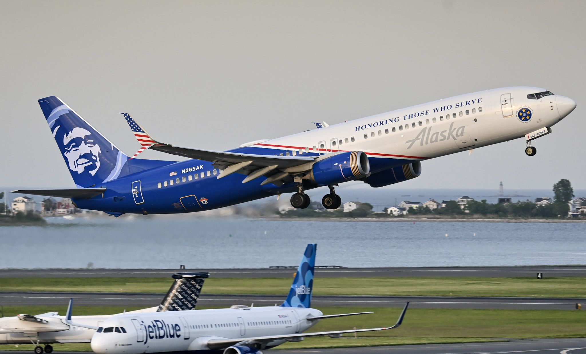 Full size: Alaska Airlines Boeing 737-900ER N265AK at General Edward Lawrence Logan International Airport