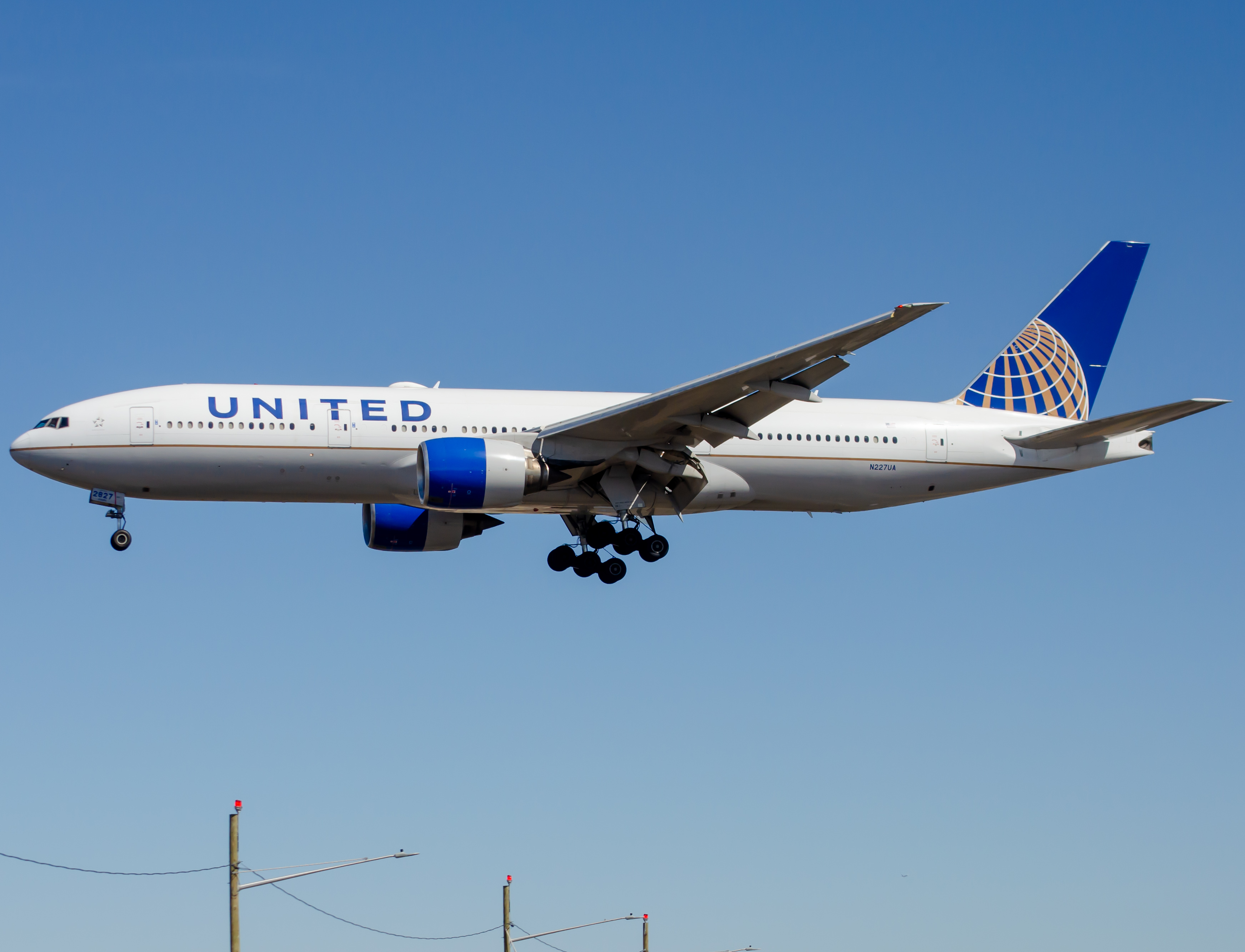 Full size: United Airlines Boeing 777-200ER N227UA at Newark Liberty International Airport