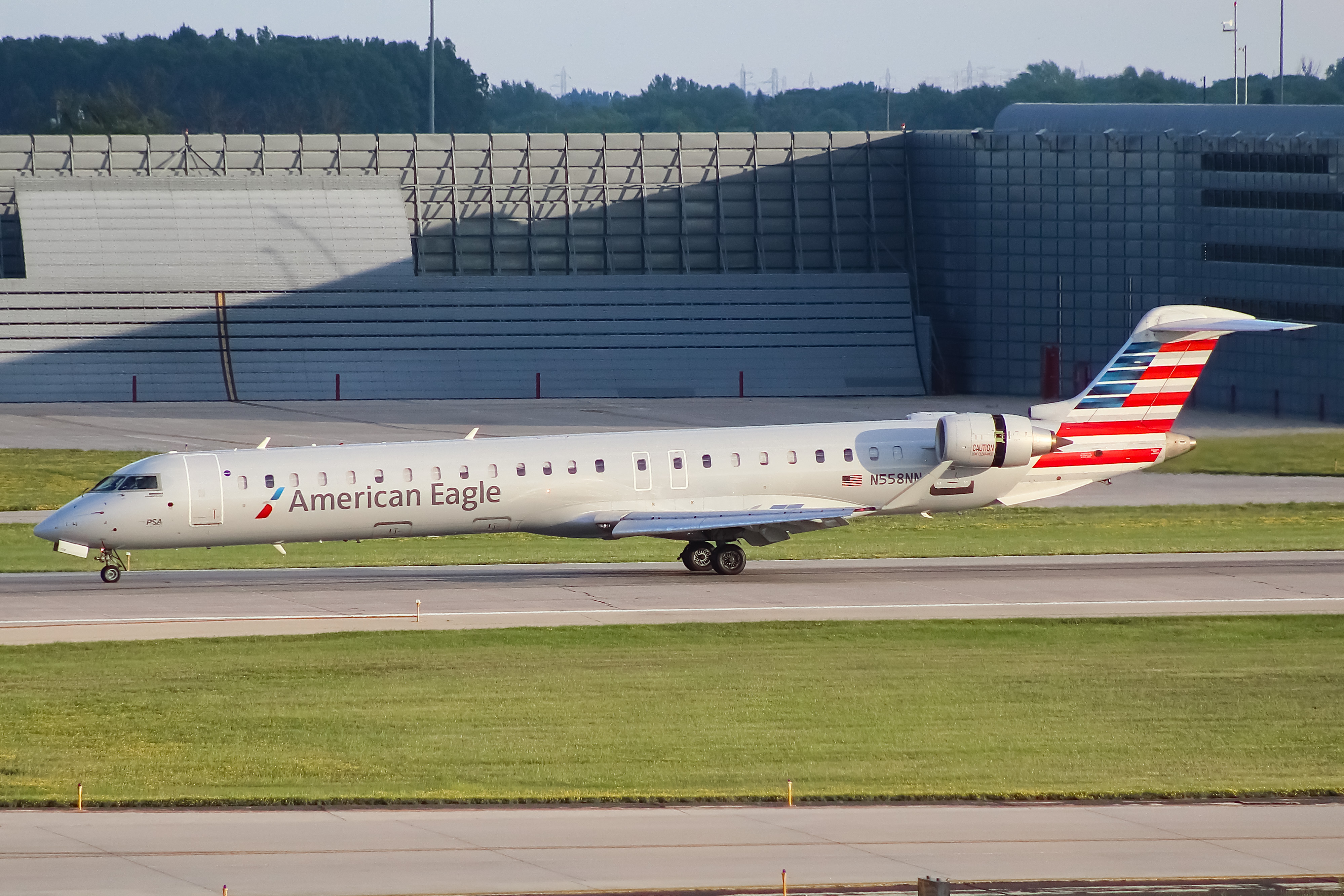 Full size: American Eagle Mitsubishi CRJ-900 N558NN at General Mitchell International Airport