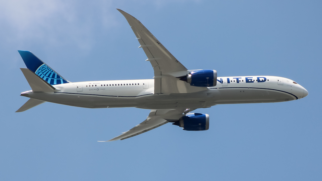Full size: United Airlines Boeing 787-9 N24980 at Charleston Air Force Base/International Airport