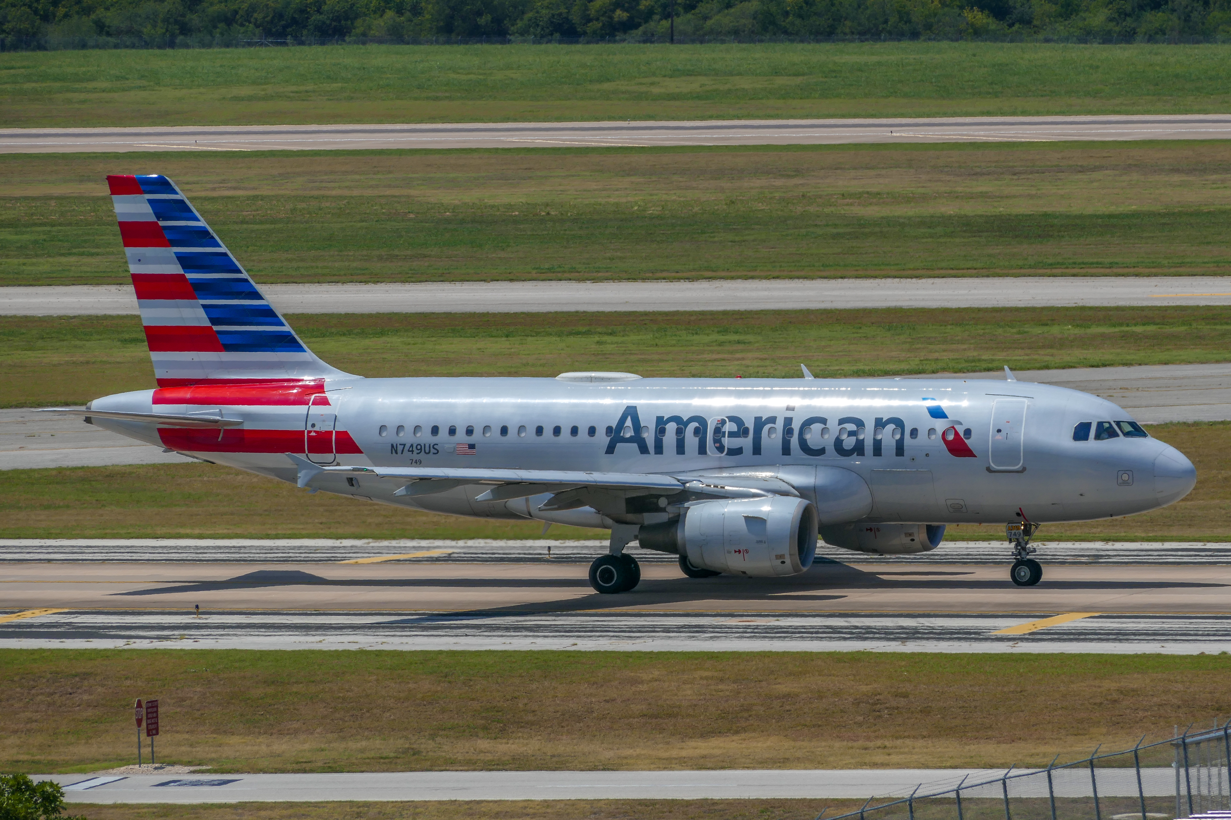 Full size: American Airlines Airbus A319 N749US at Austin-Bergstrom International Airport