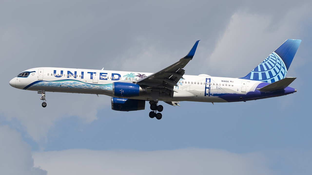 Full size: United Airlines Boeing 757-200 N14106 at Washington Dulles International Airport