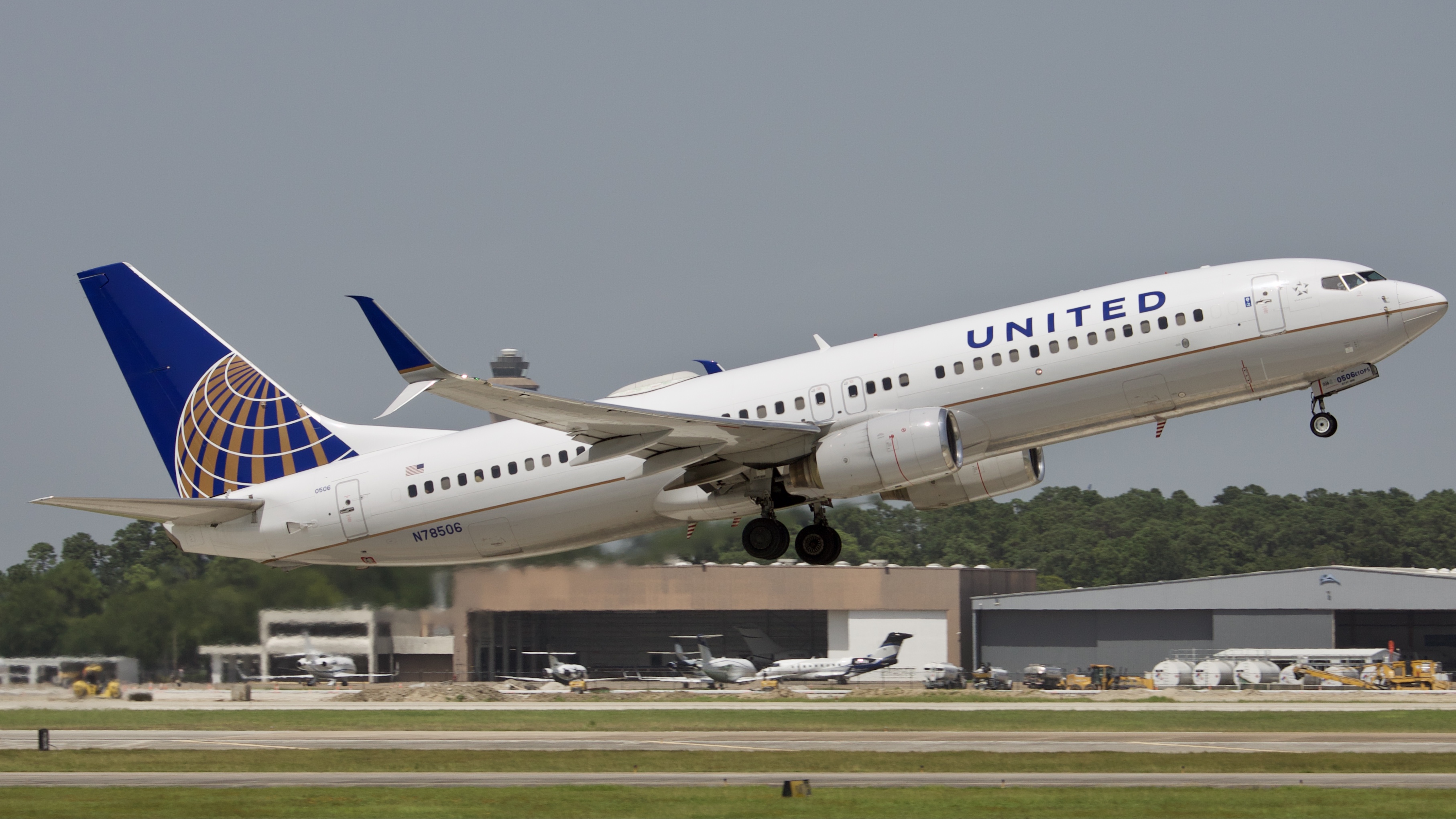 Full size: United Airlines Boeing 737-800 N78506 at Houston-George Bush Intercontinental Airport