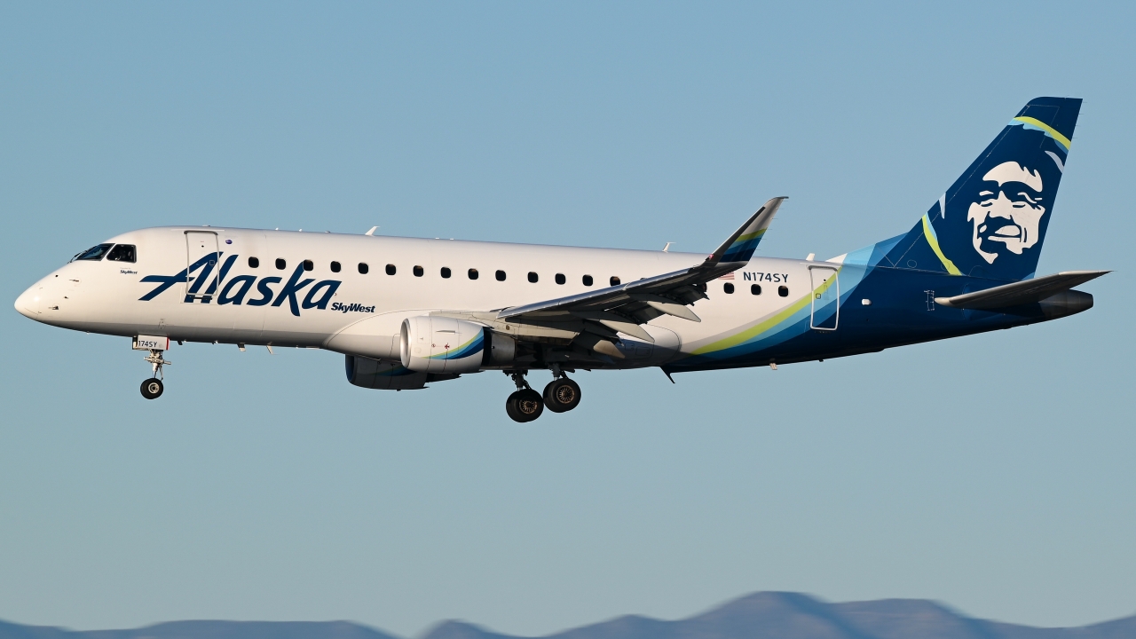 Full size: Alaska Airlines Embraer E175 N174SY at Los Angeles International Airport