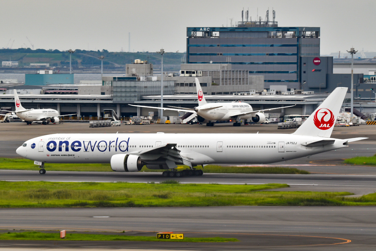 Full size: Japan Airlines Boeing 777-300ER JA752J at Tokyo-Haneda Airport