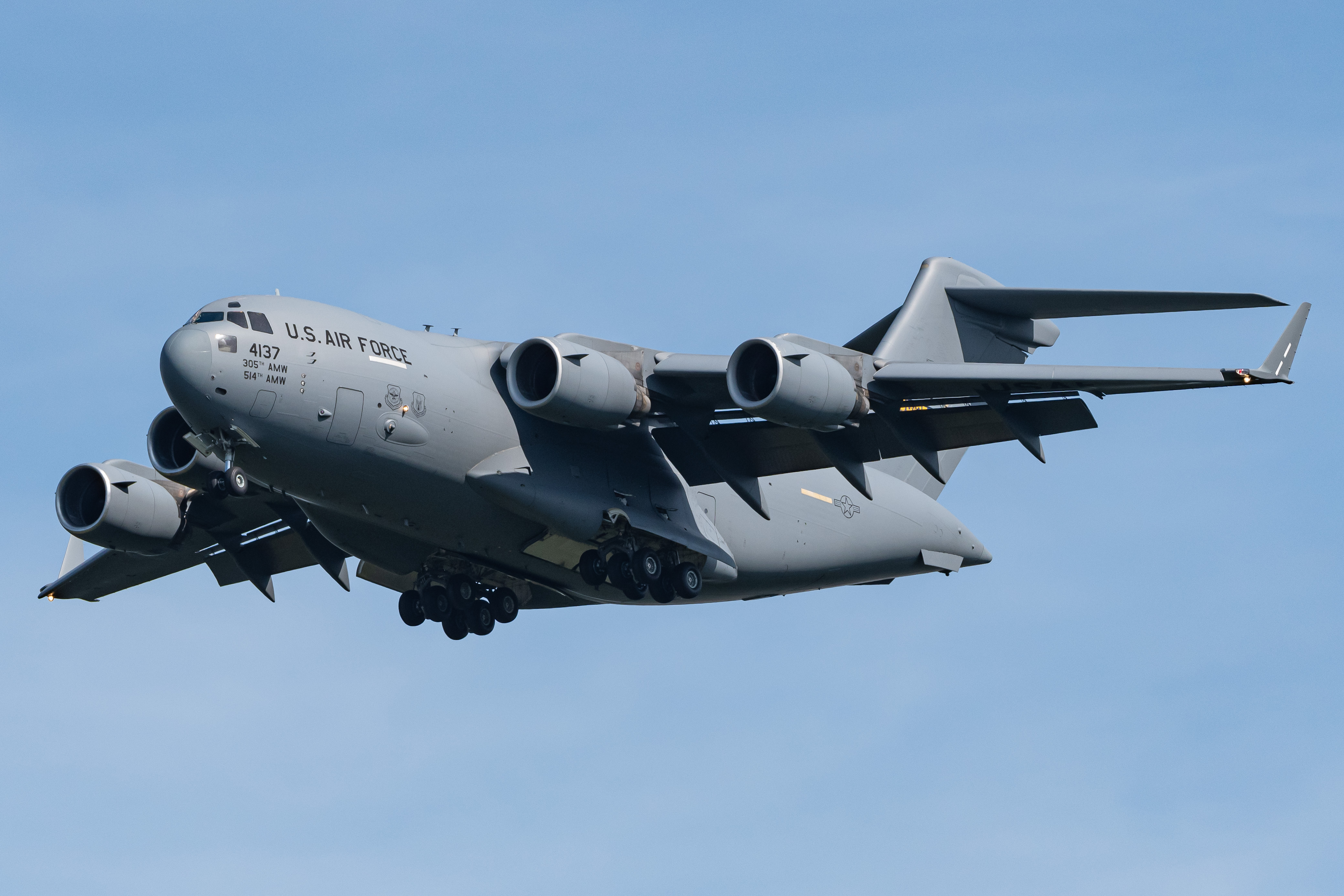 Full size: USAF - United States Air Force Boeing C-17 Globemaster III 04-4137 at McGuire Field (Joint Base Mc Guire Dix Lakehurst) Airport