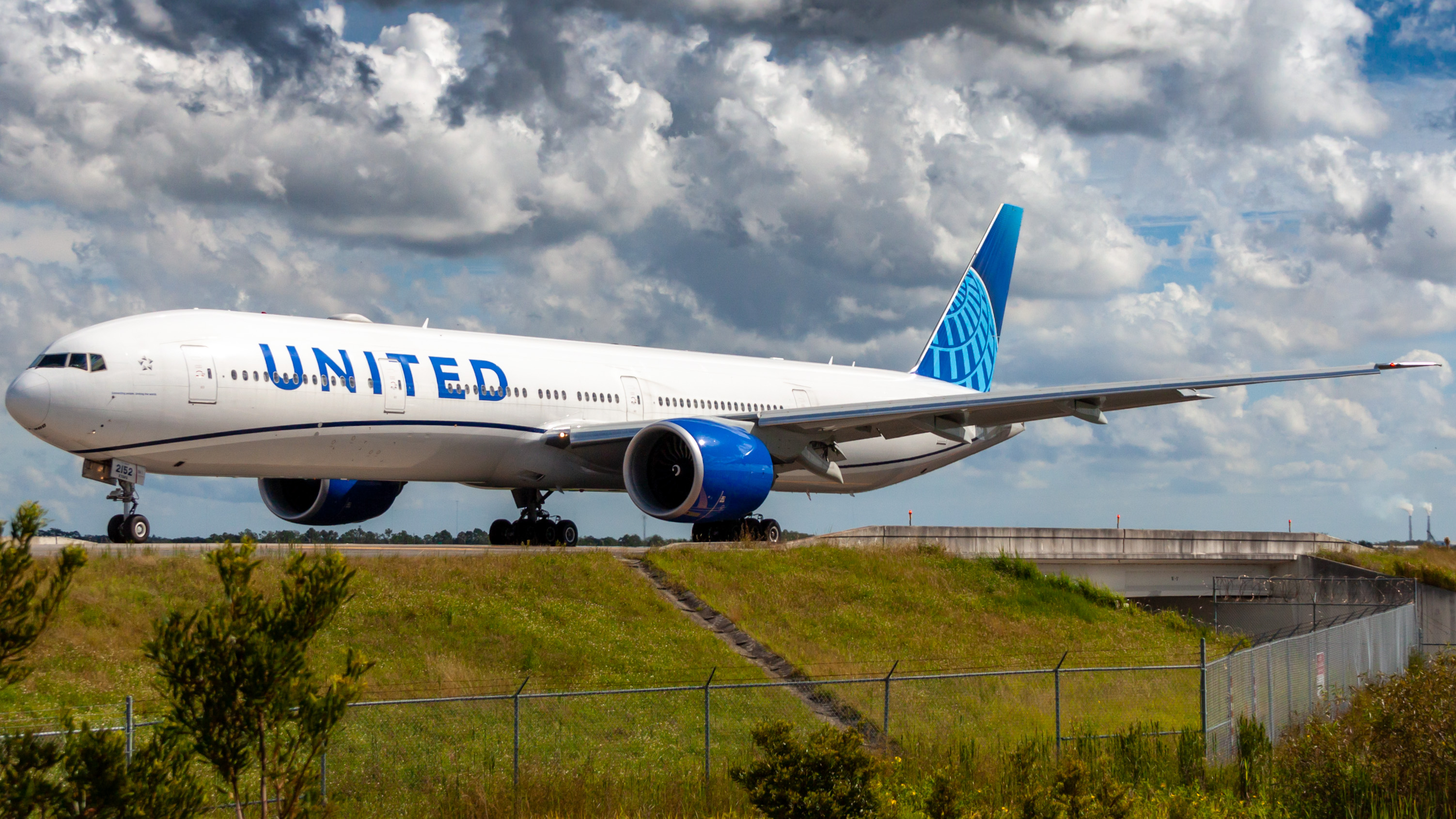Full size: United Airlines Boeing 777-300ER N2352U at Orlando International Airport