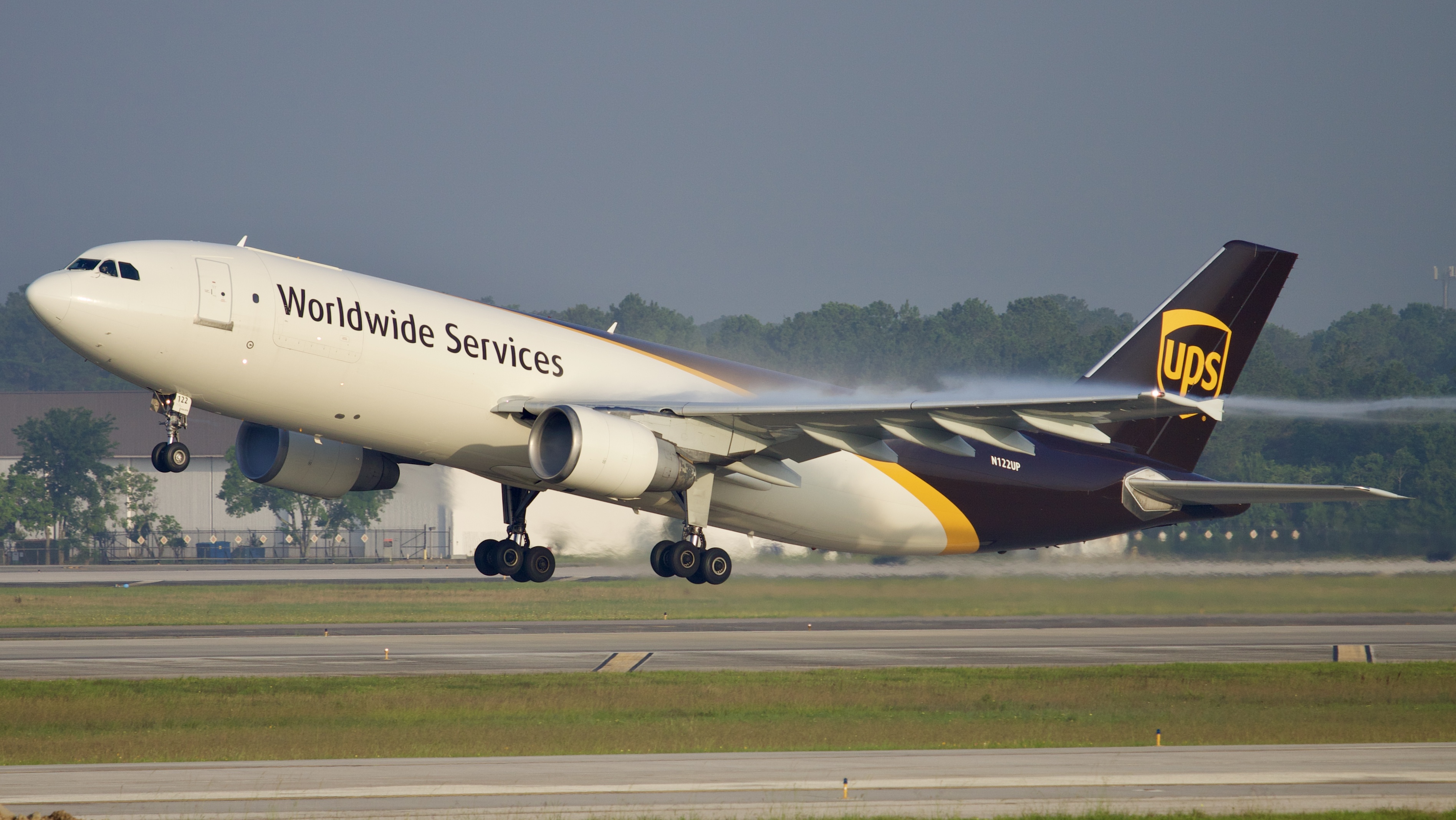Full size: United Parcel Service Airbus A300F-600R N122UP at Houston-George Bush Intercontinental Airport