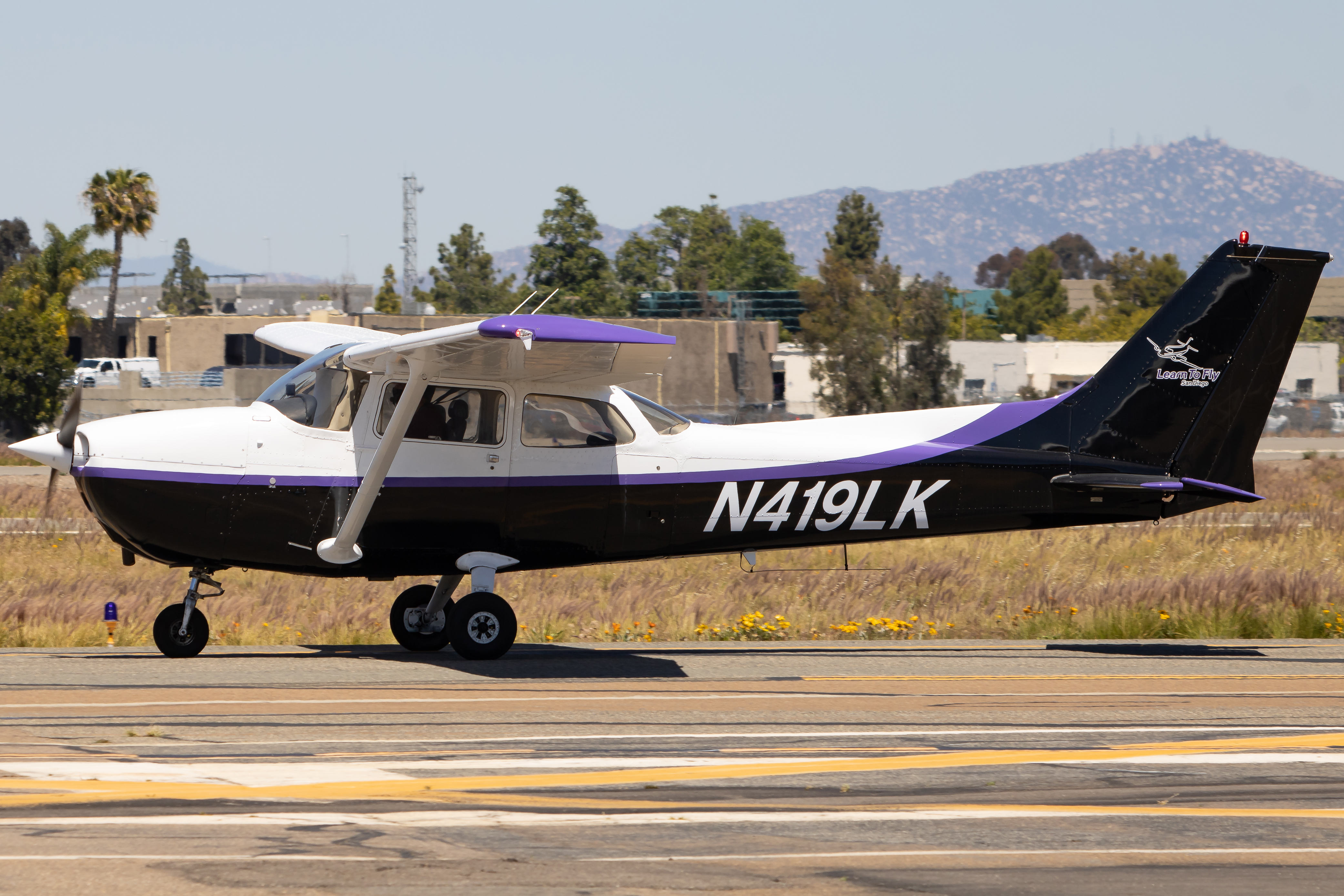 Full size: Learn to Fly San Diego Cessna 172 N419LK at Montgomery-Gibbs Executive Airport