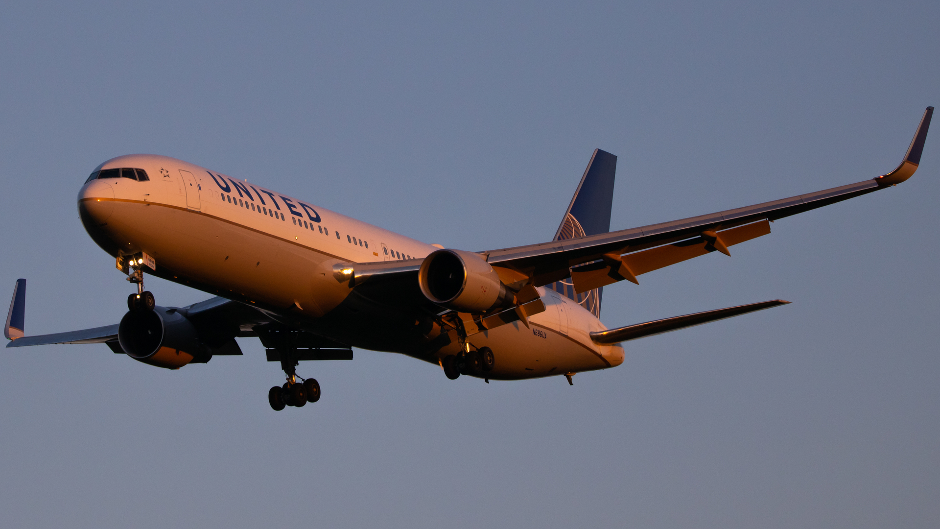 Full size: United Airlines Boeing 767-300ER N686UA at Washington Dulles International Airport