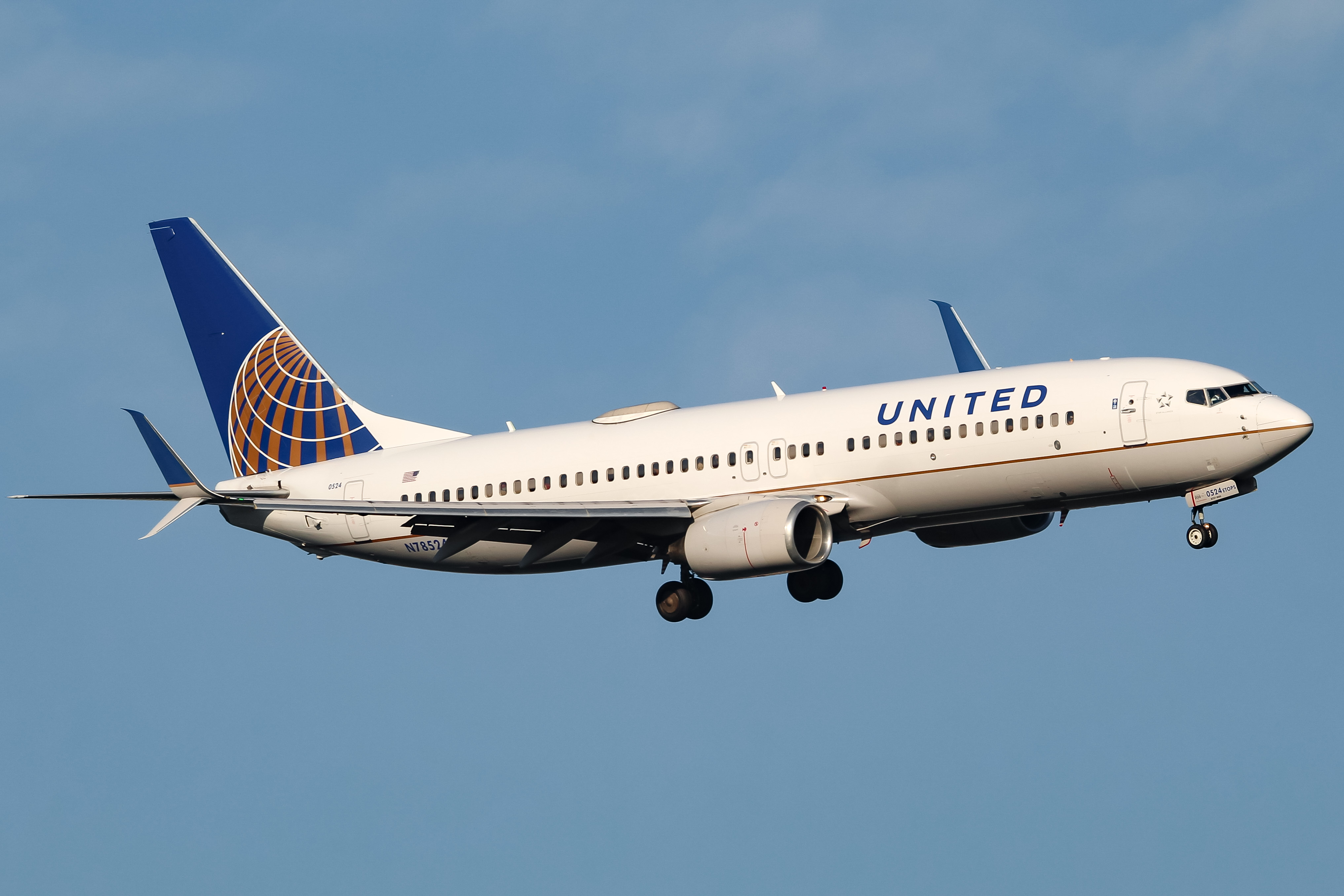Full size: United Airlines Boeing 737-800 N78524 at Ronald Reagan National Airport
