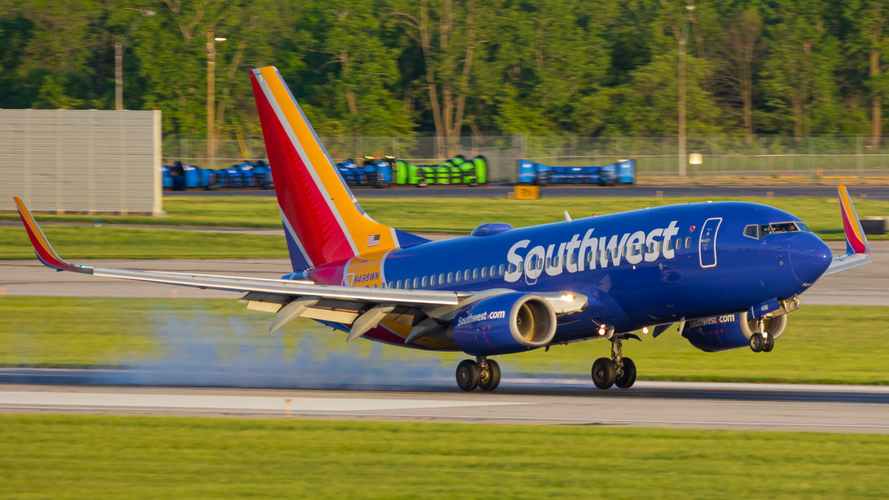 Full size: Southwest Airlines Boeing 737-700 N489WN at John Glenn Columbus International Airport