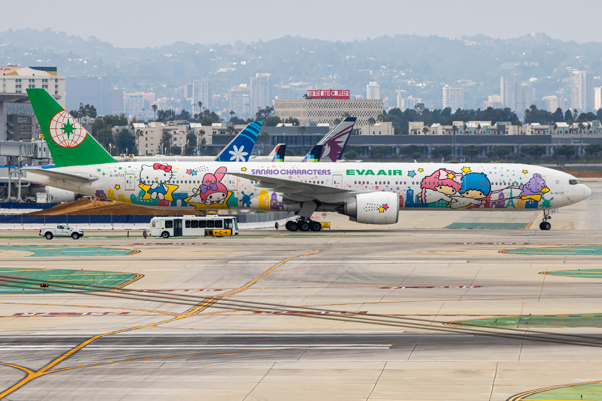 Full size: EVA Air Boeing 777-300ER B-16722 at Los Angeles International Airport