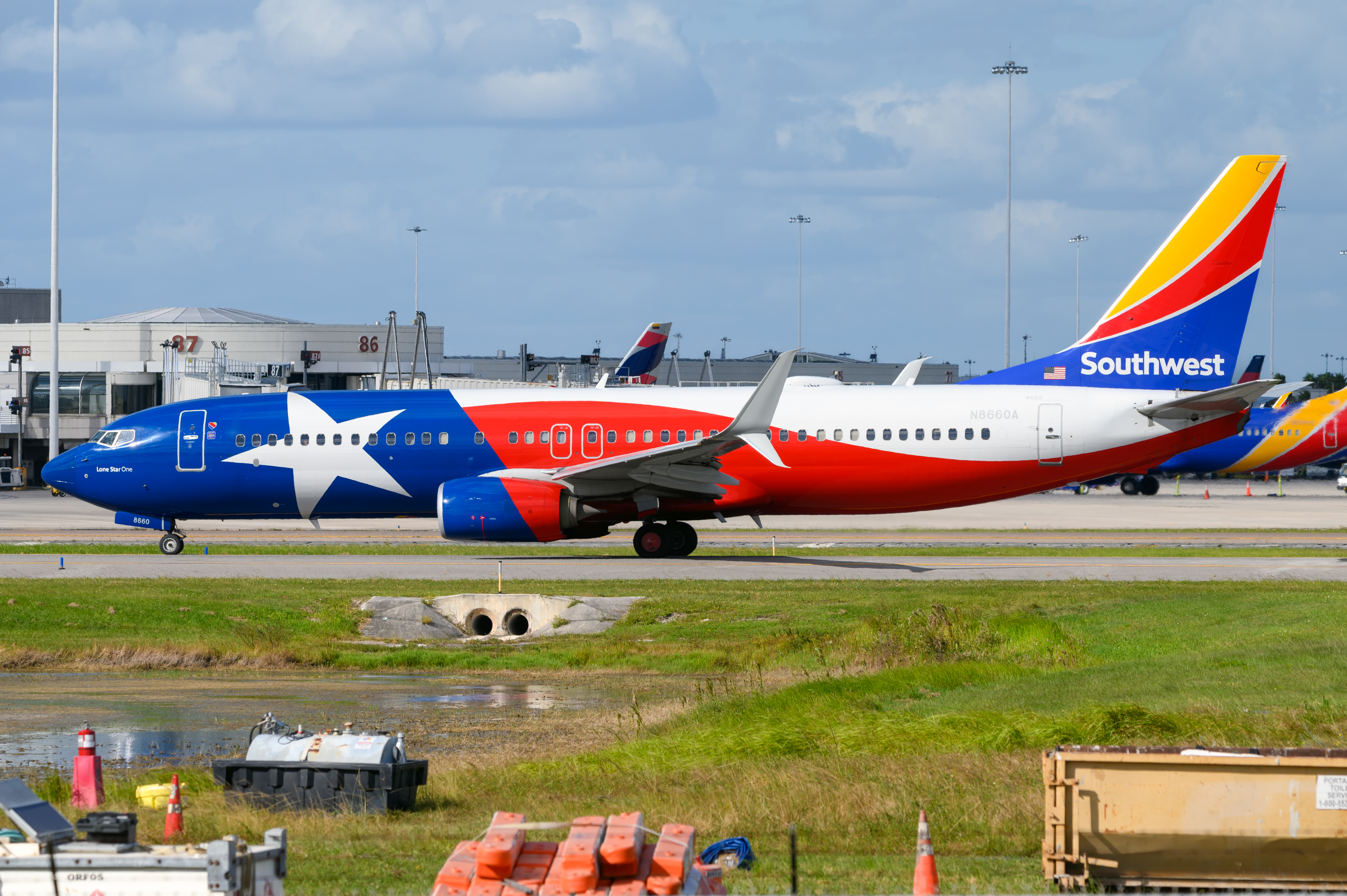 Full size: Southwest Airlines Boeing 737-800 N8660A at Orlando International Airport