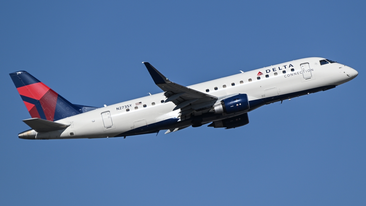 Full size: Delta Connection Embraer E175 N273SY at Reno/Tahoe International Airport