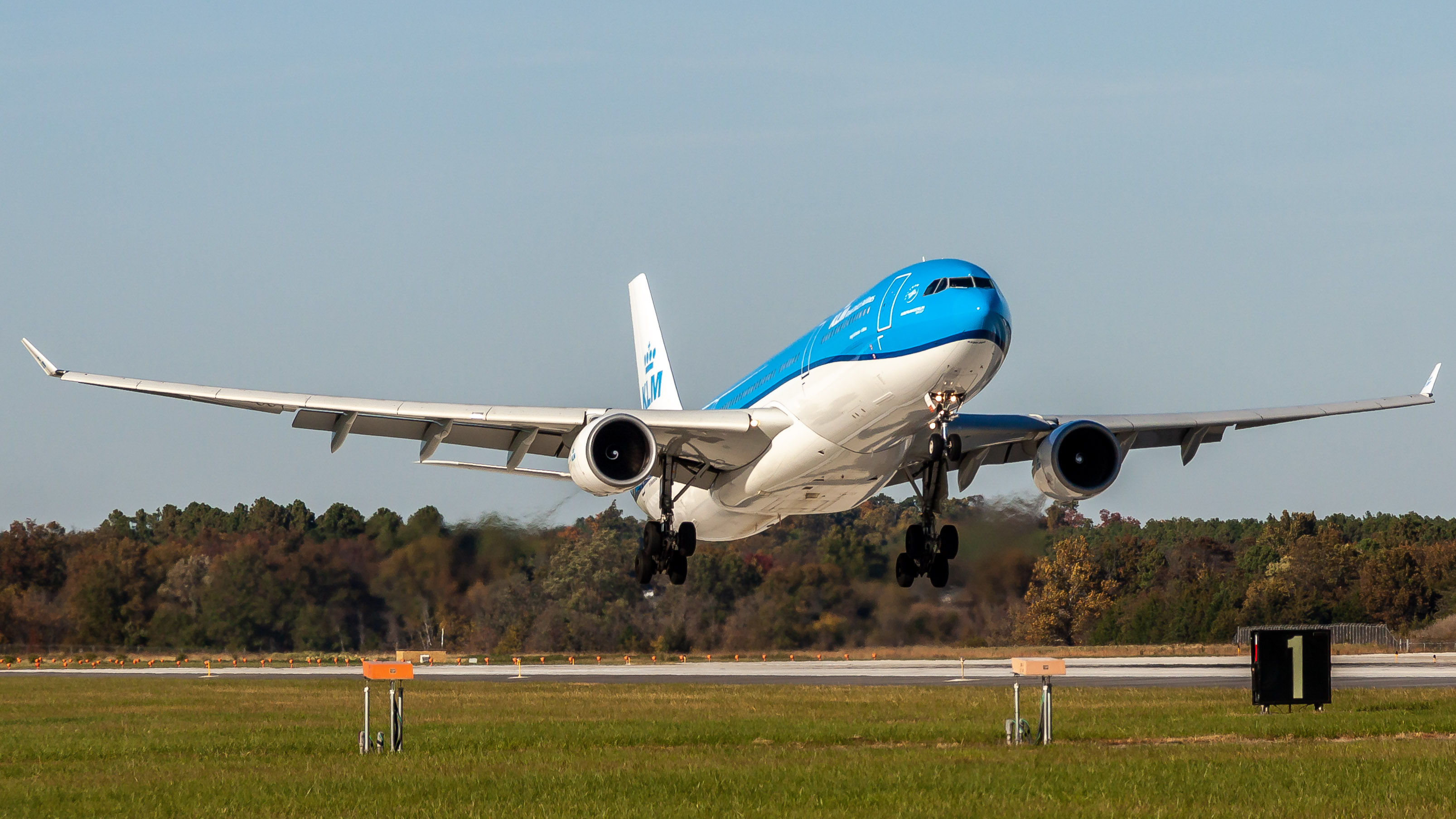 Full size: KLM Airbus A330-300 PH-AKE at Washington Dulles International Airport