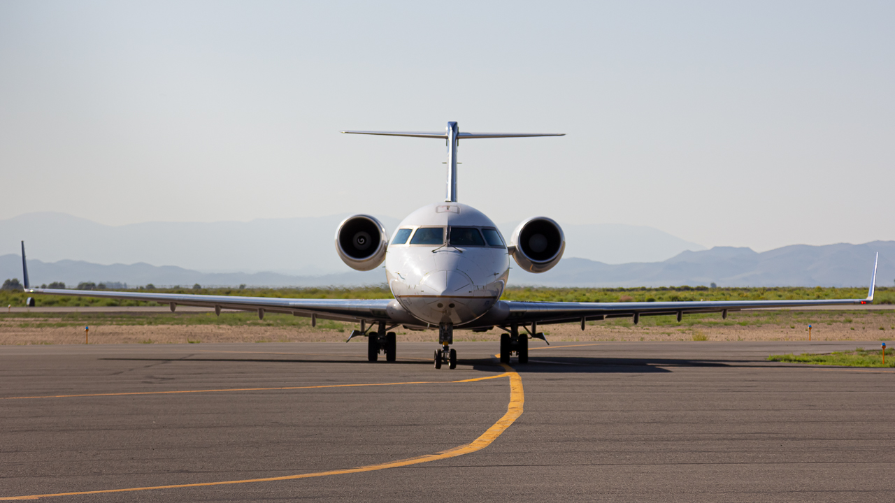 Full size: United Express Mitsubishi CRJ-200 N969SW at Alamosa San Luis Valley Regional Airport