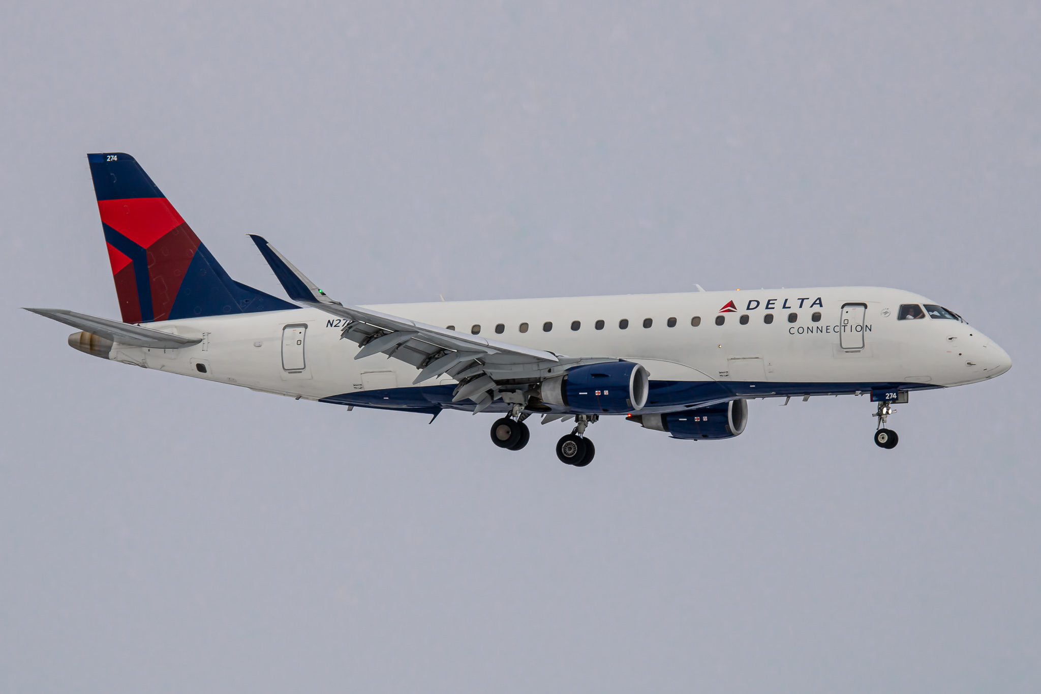 Full size: Delta Airlines Embraer E175 N274SY at Boise Air Terminal/Gowen Field