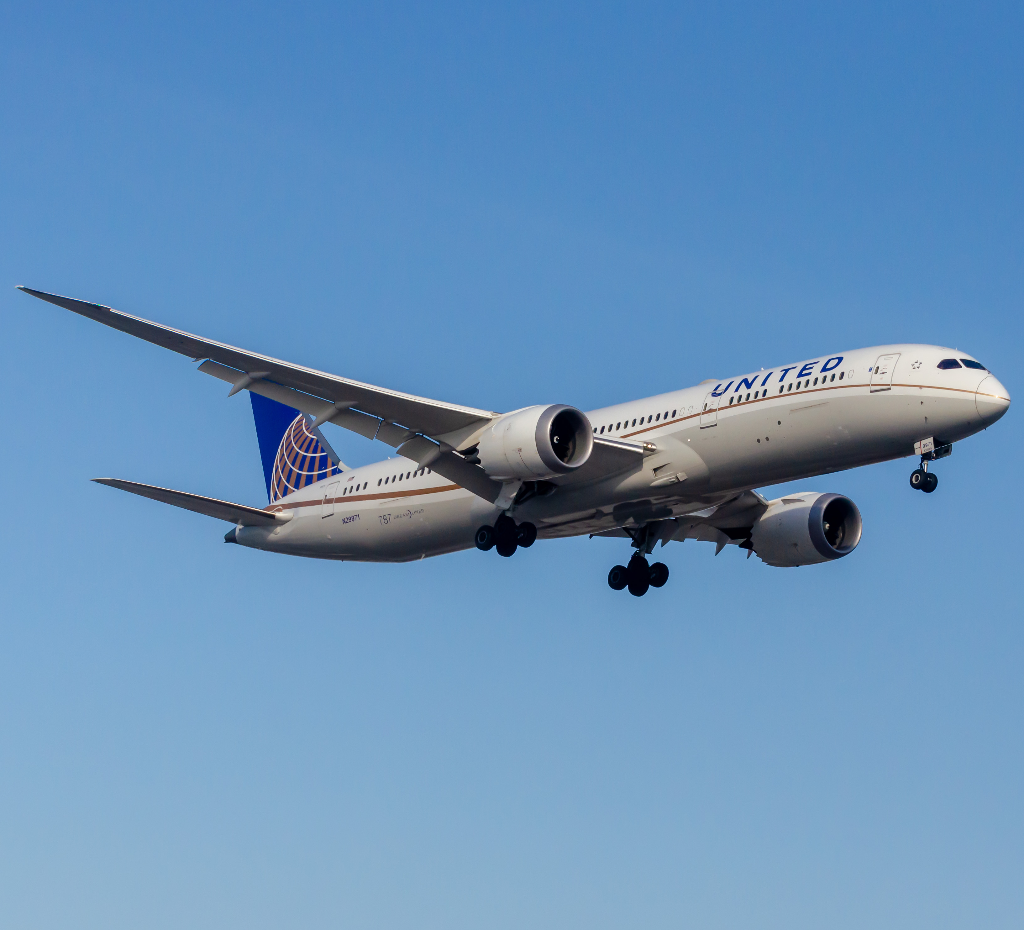 Full size: United Airlines Boeing 787-9 N29971 at Newark Liberty International Airport